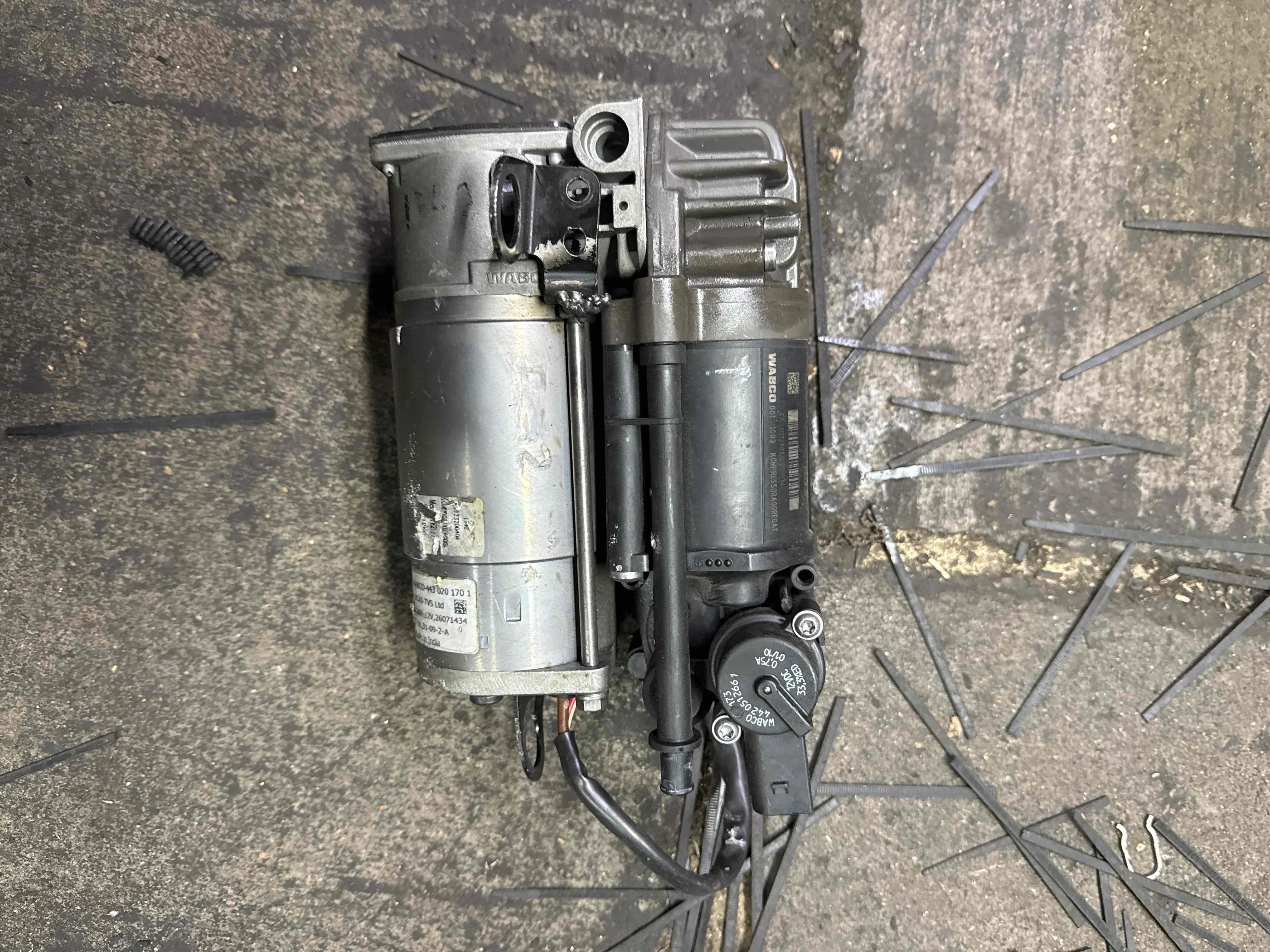 Компрессор пневмоподвески Mercedes-Benz W212/S212/C207/A207 (2009—2013) A2123200404
; A2123200104 271860