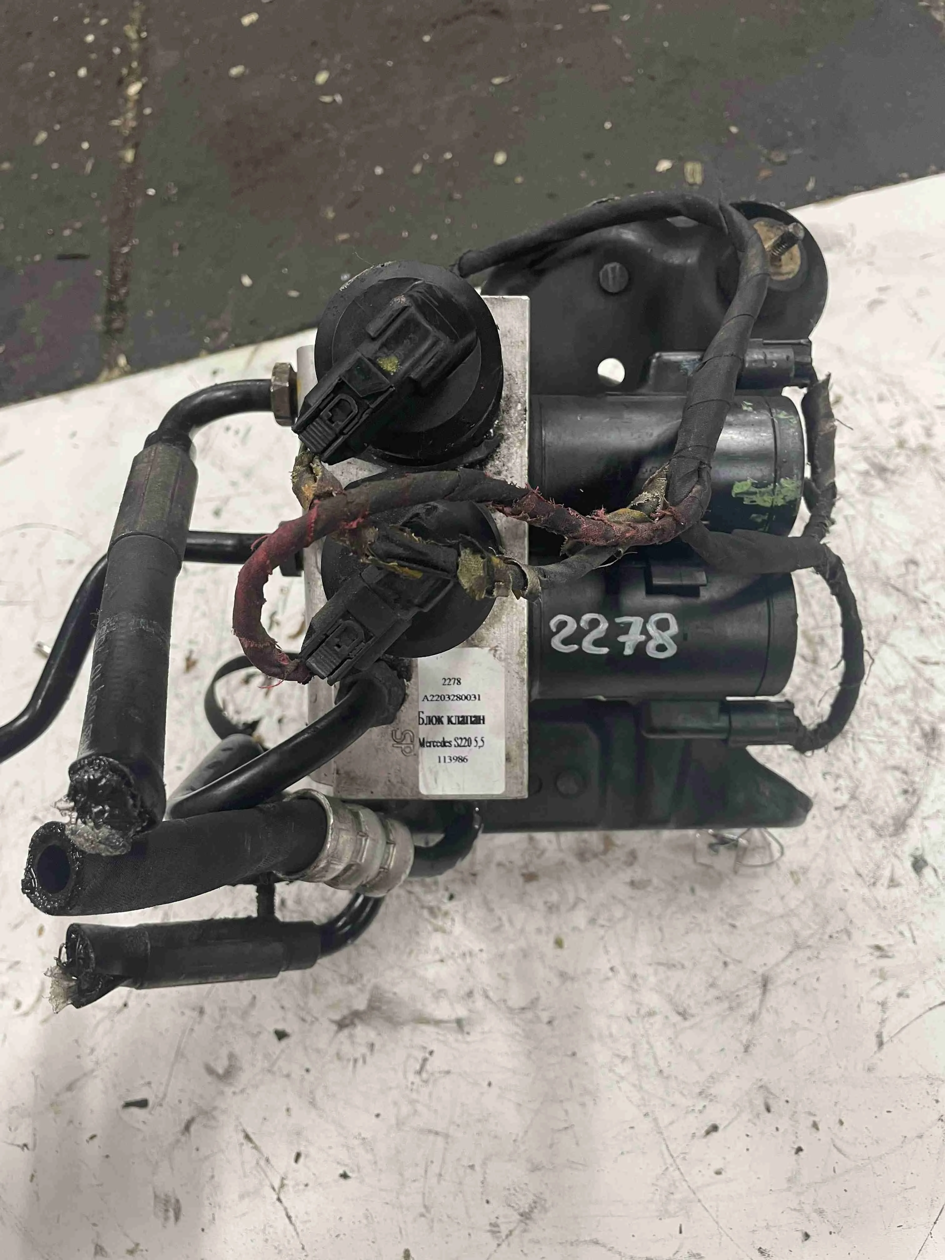 Блок клапанов гидроподвески Mercedes-Benz W220 (1998—2005) A2203200358
 113986