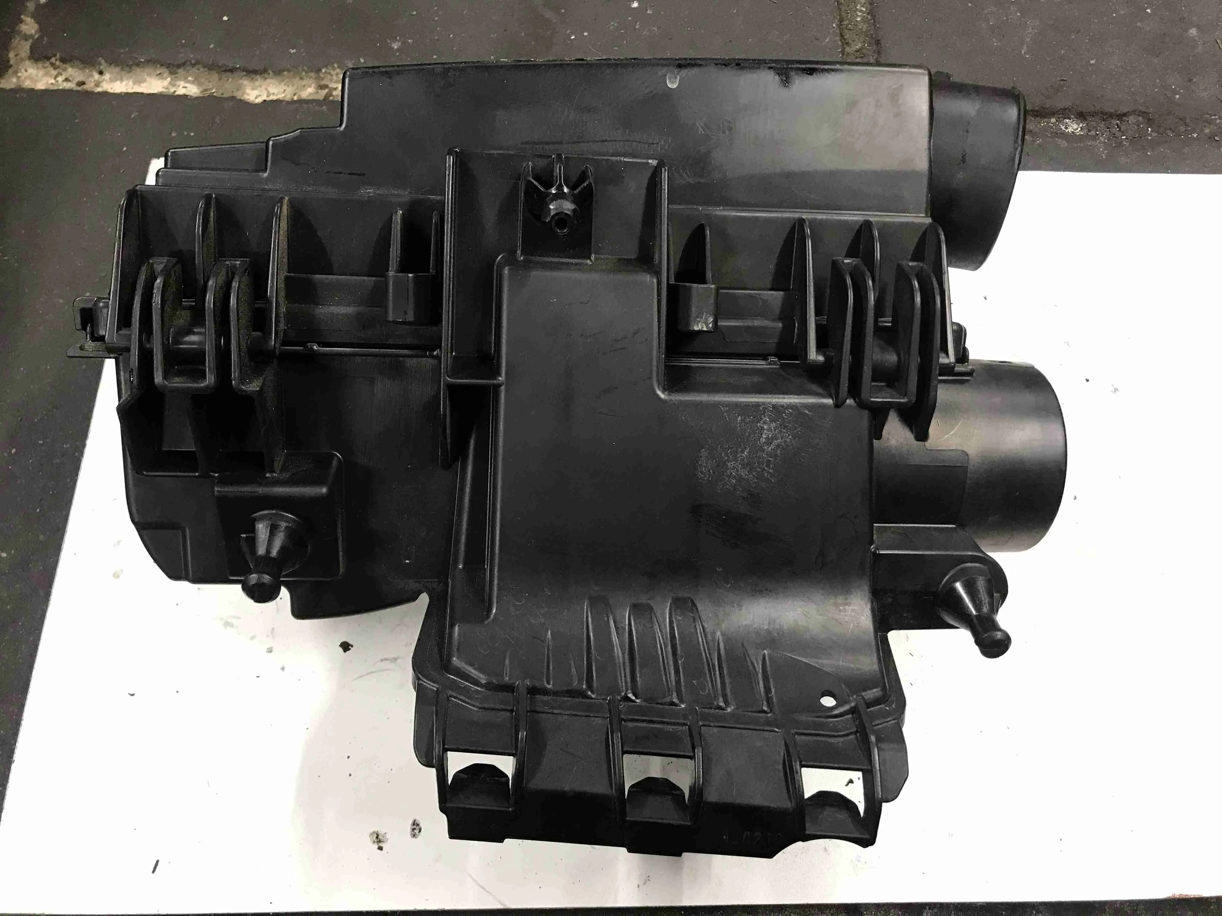 Корпус воздушного фильтра Mercedes-Benz W212/S212/C207/A207 (2009—2013) A2710901601
 271860