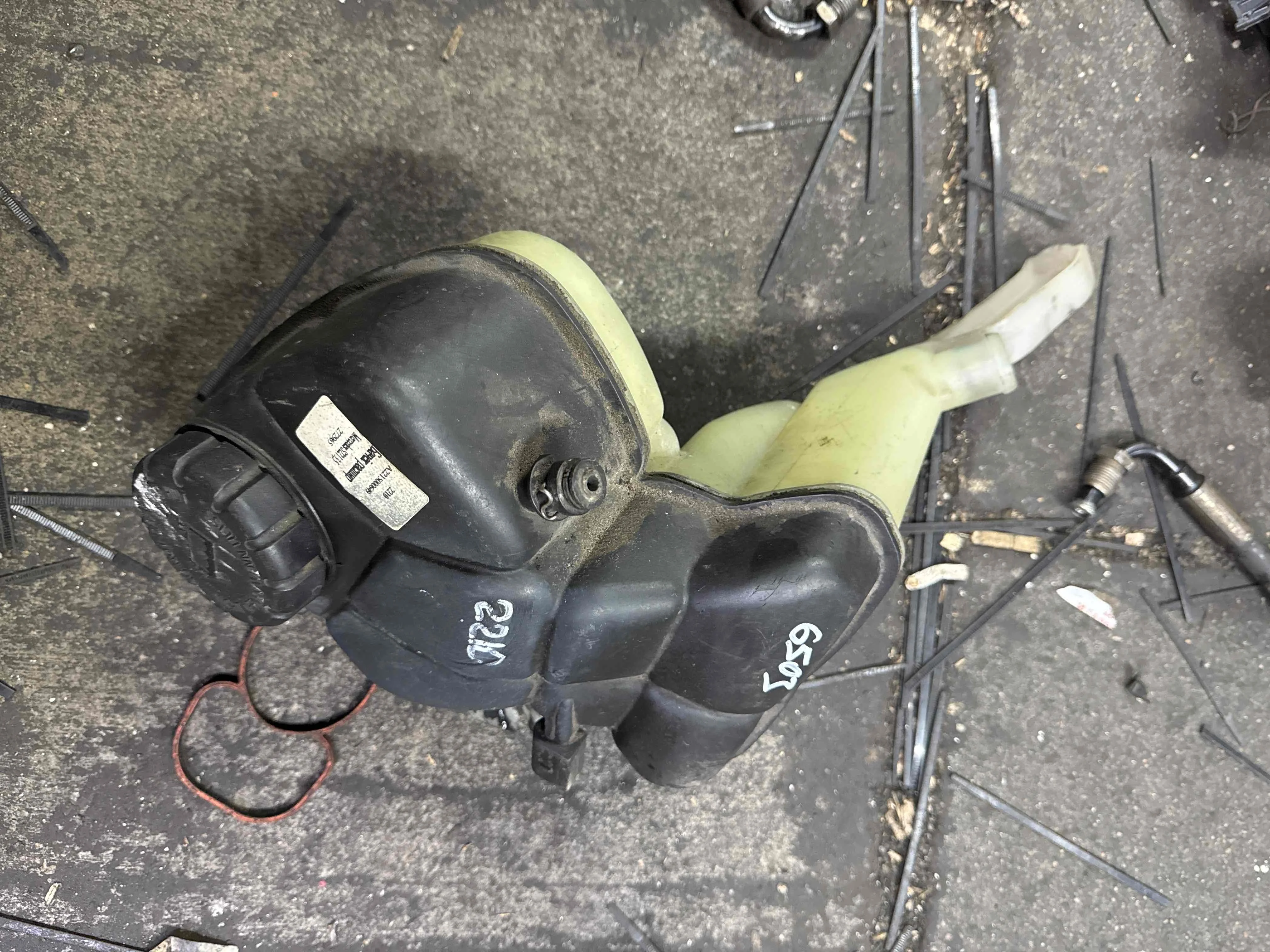 Бачок расширительный Mercedes-Benz W221 (2005—2009) A2215000649
 272965