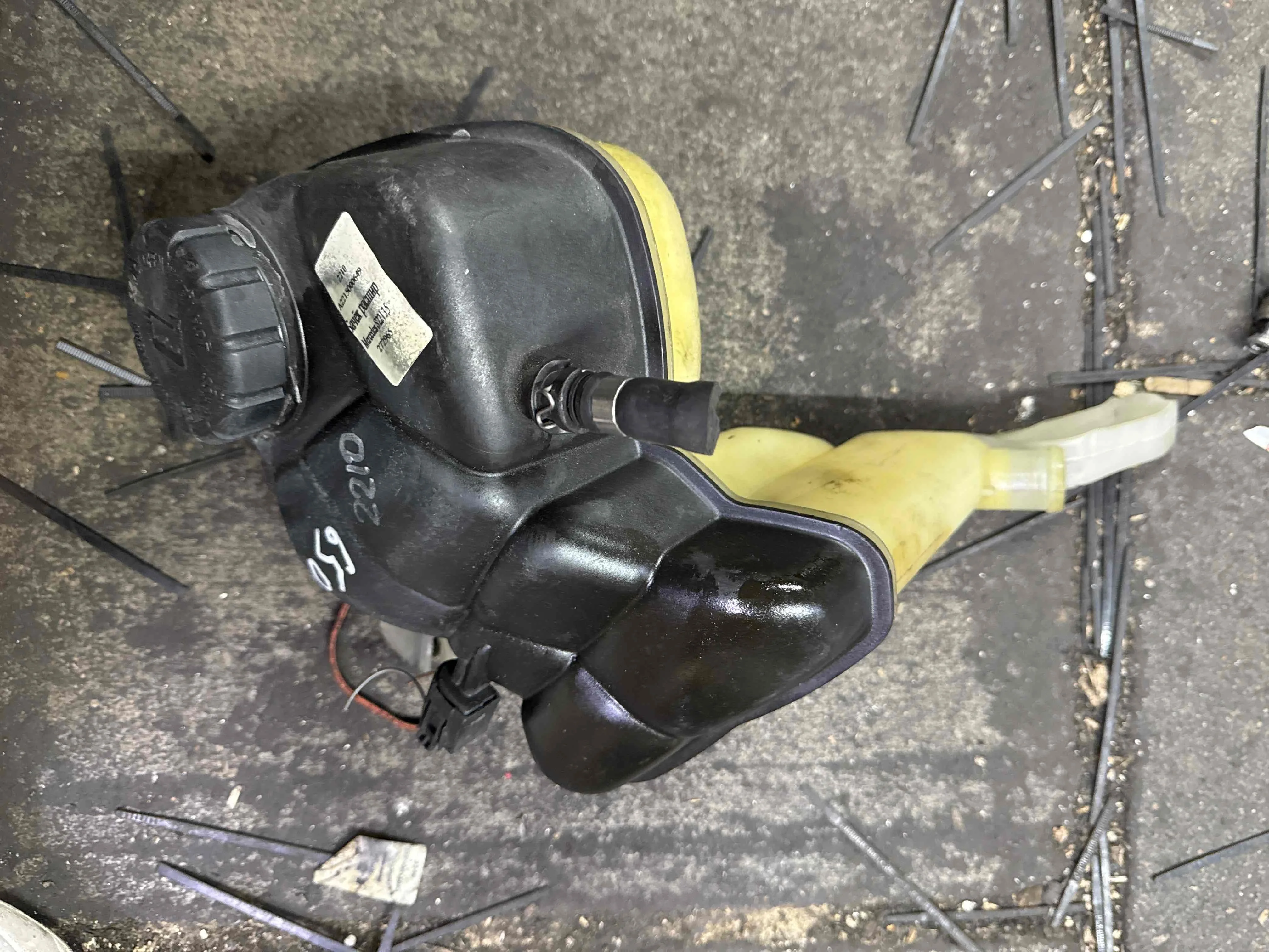 Бачок расширительный Mercedes-Benz W221 (2005—2009) A2215000649
 272965