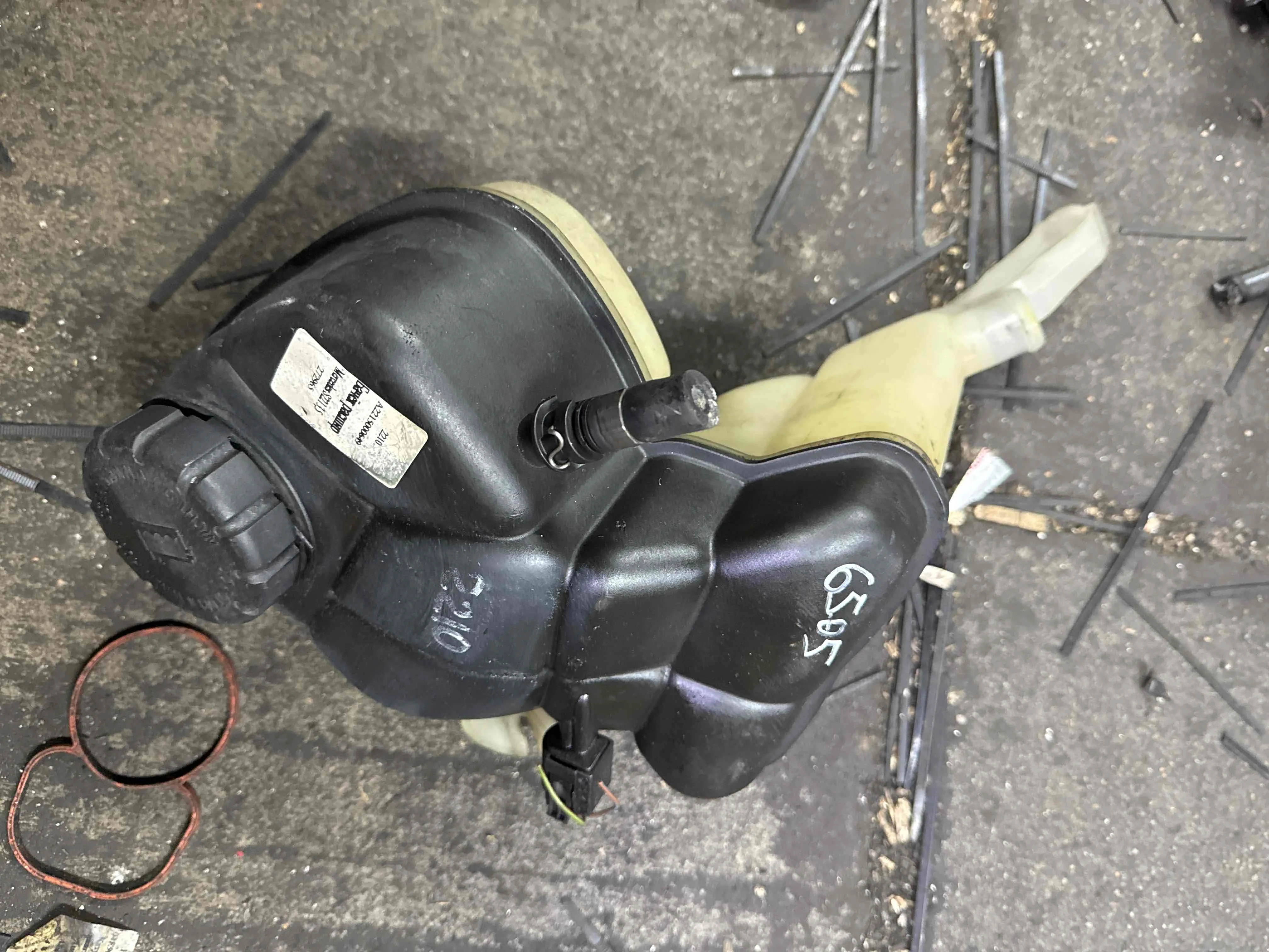 Бачок расширительный Mercedes-Benz W221 (2005—2009) A2215000649
 272965