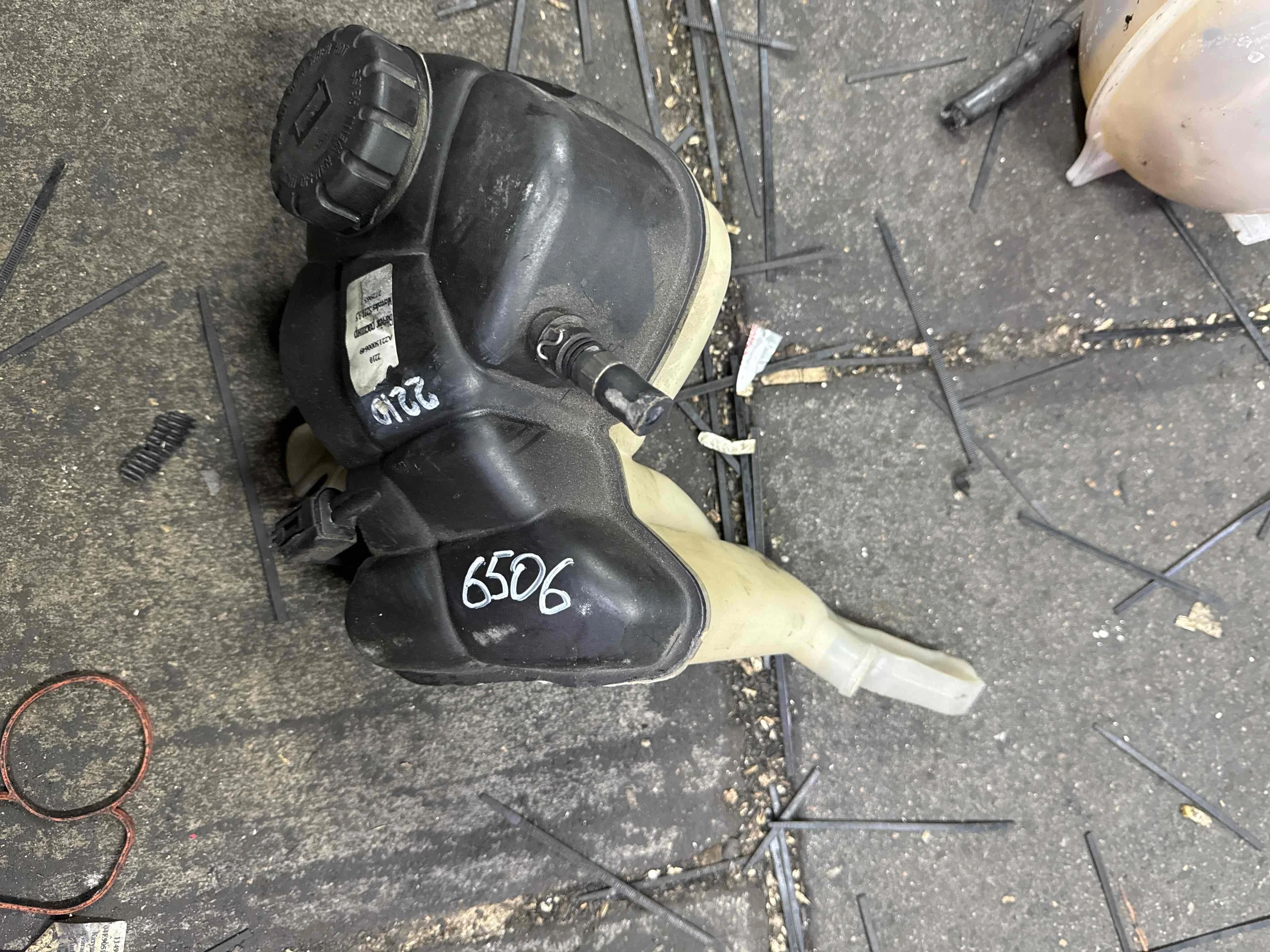 Бачок расширительный Mercedes-Benz W221 (2005—2009) A2215000649
 272965