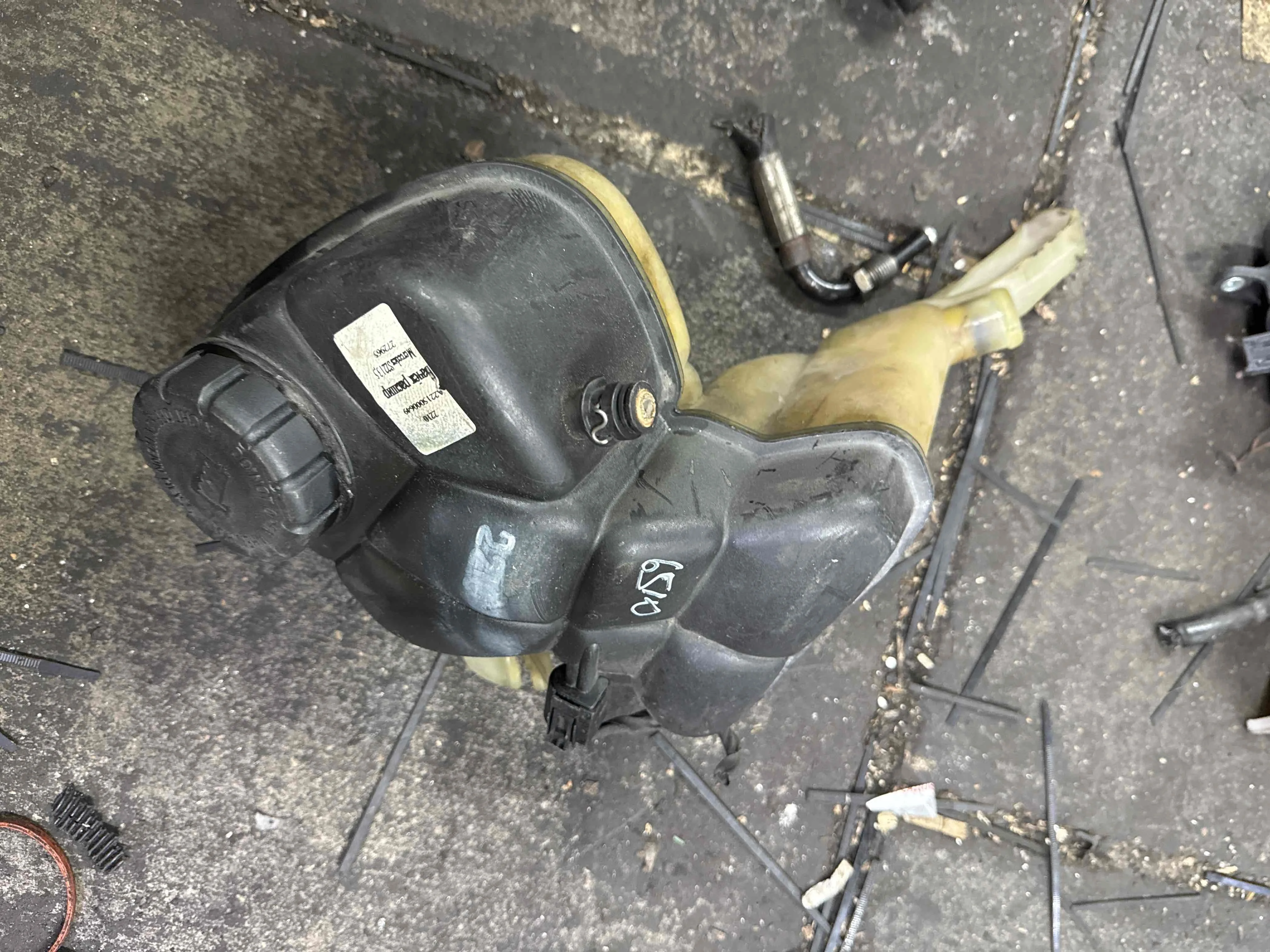 Бачок расширительный Mercedes-Benz W221 (2005—2009) A2215000649
 272965