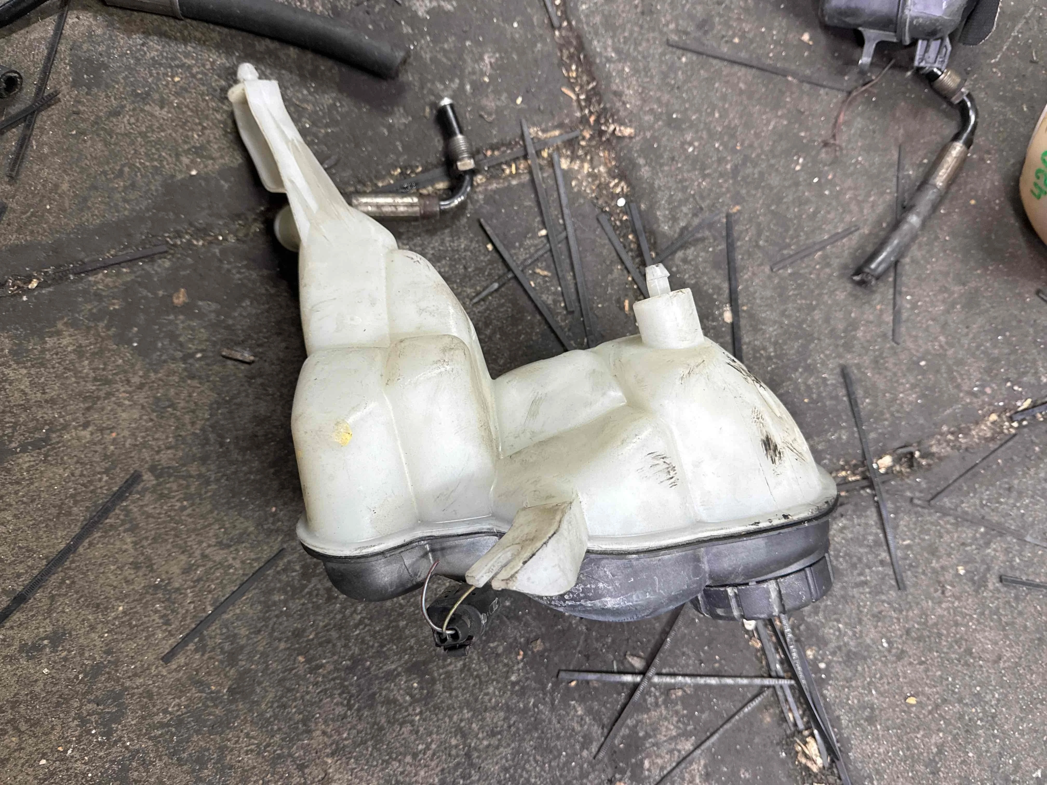 Бачок расширительный Mercedes-Benz W221 (2005—2009) A2215000649
 272965