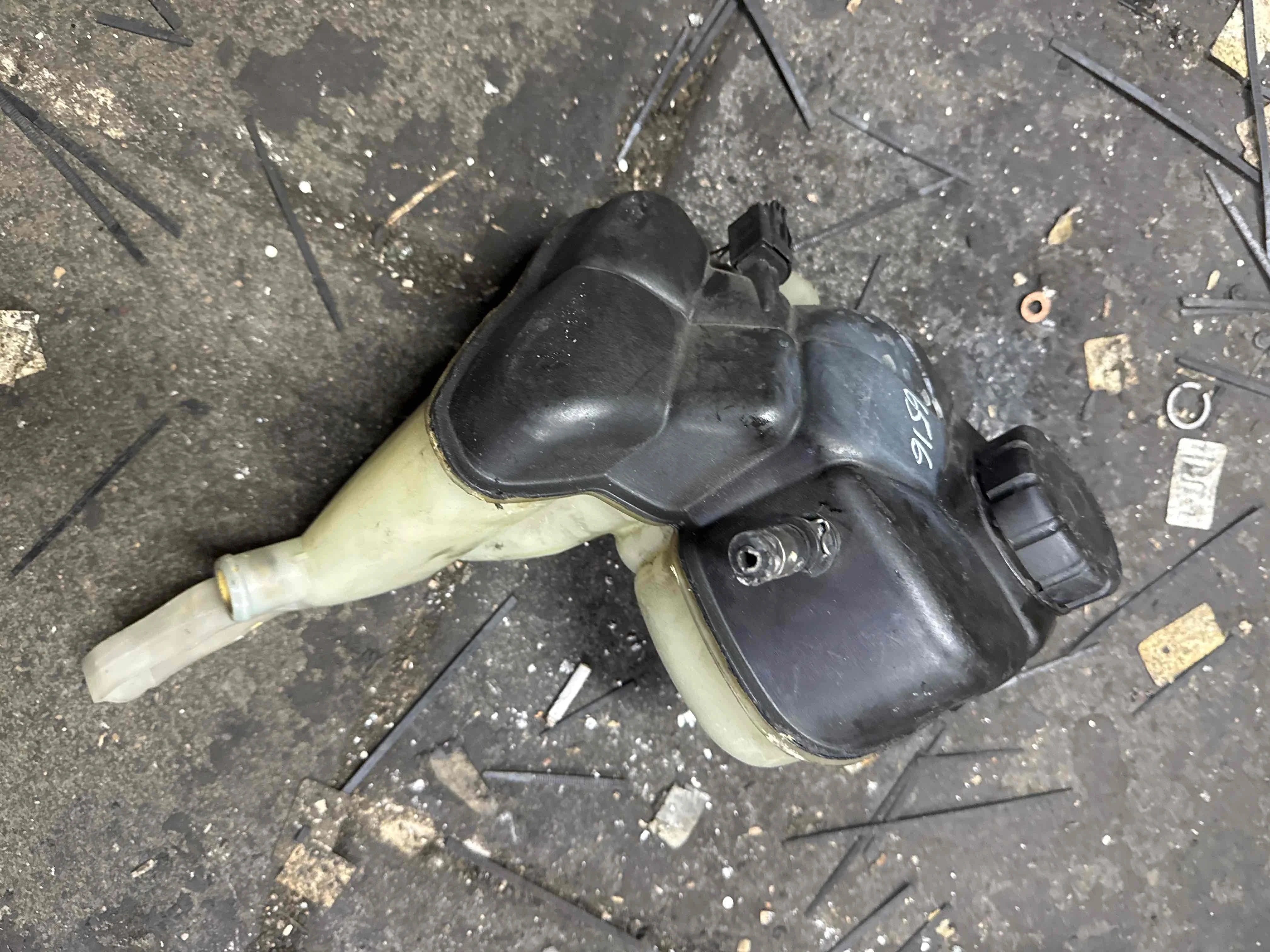 Бачок расширительный Mercedes-Benz W221 (2005—2009) A2215000649
 272965