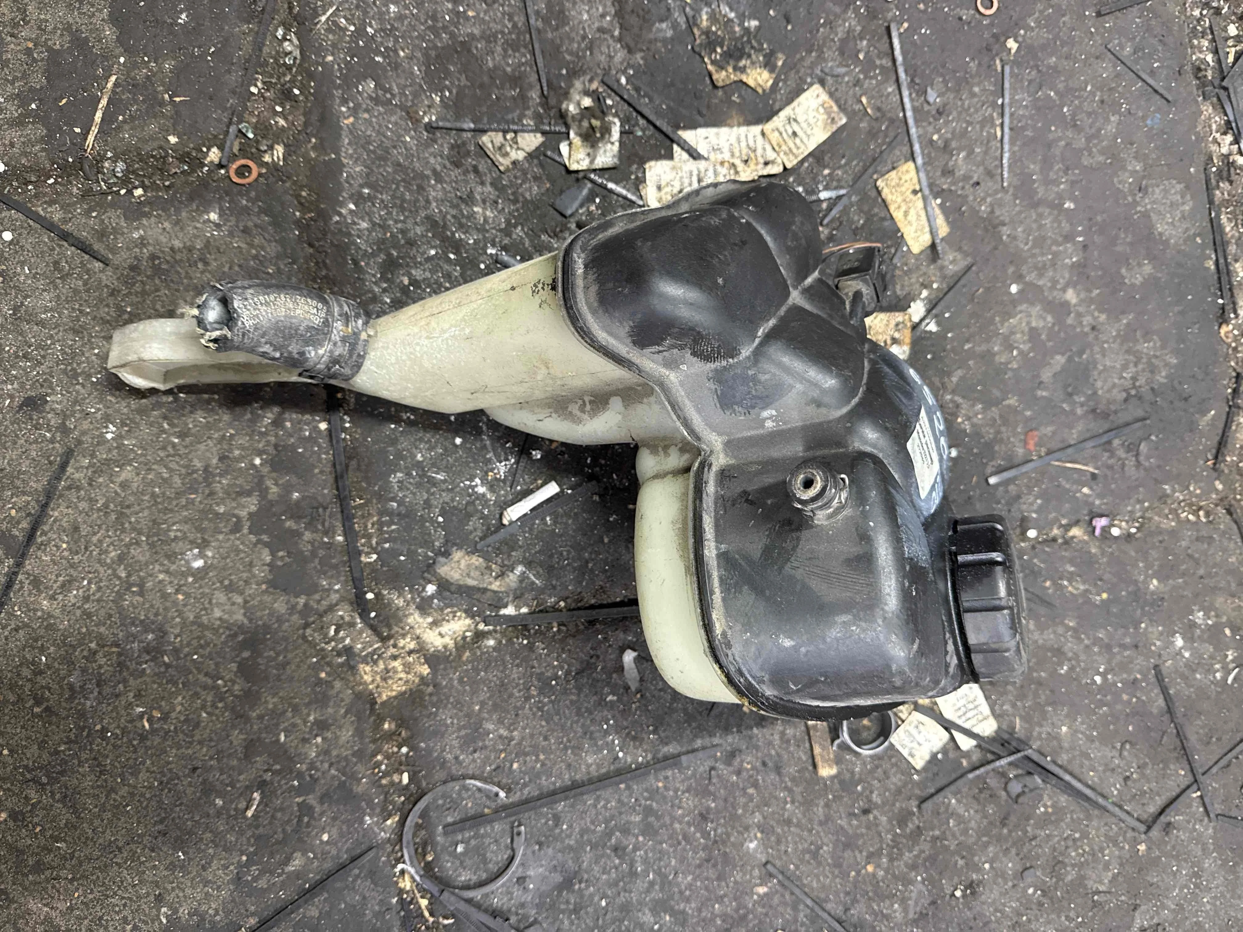 Бачок расширительный Mercedes-Benz W221 (2005—2009) A2215000649
 272965