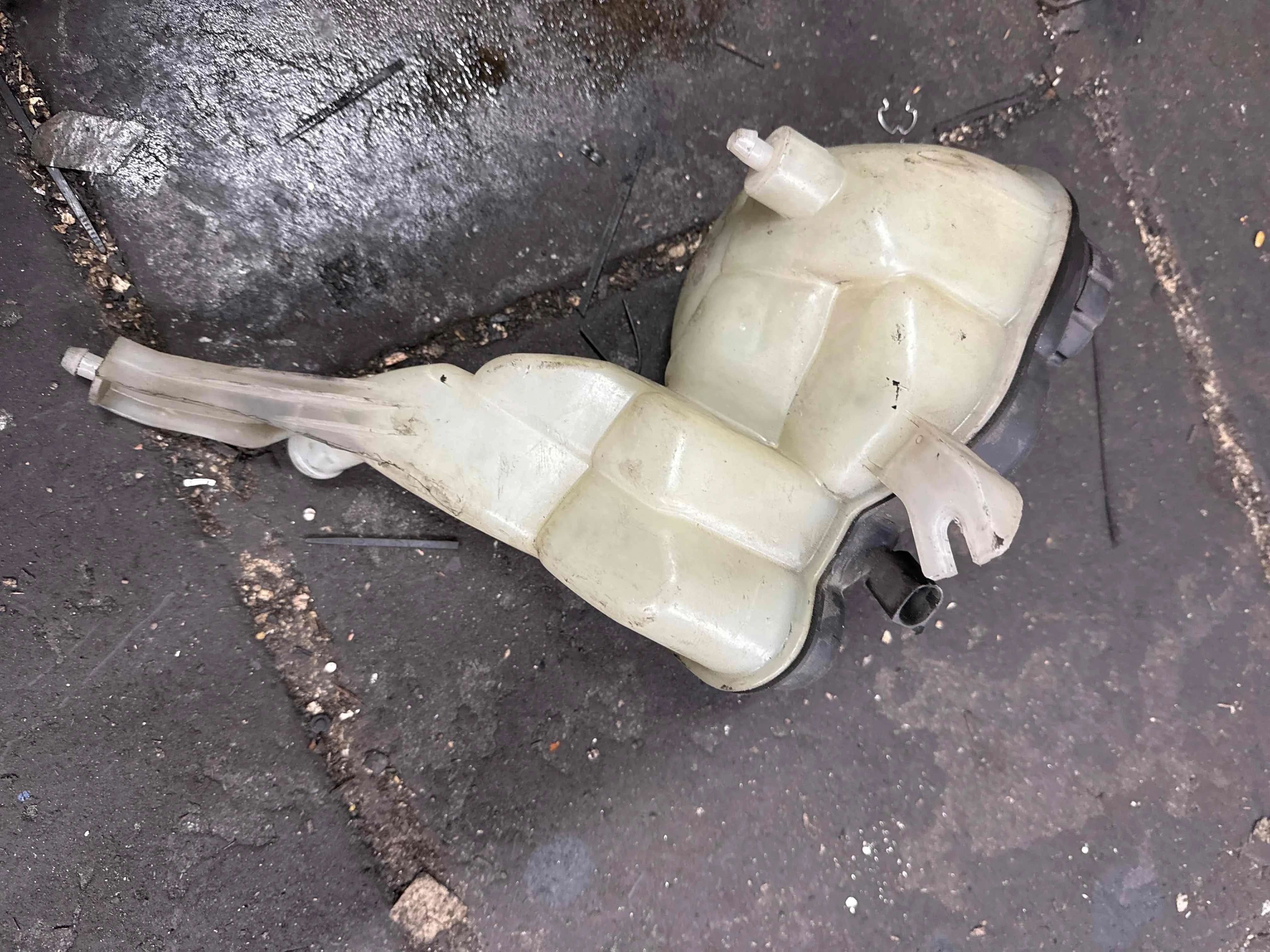 Бачок расширительный Mercedes-Benz W221 (2005—2009) A2215000649
 272965