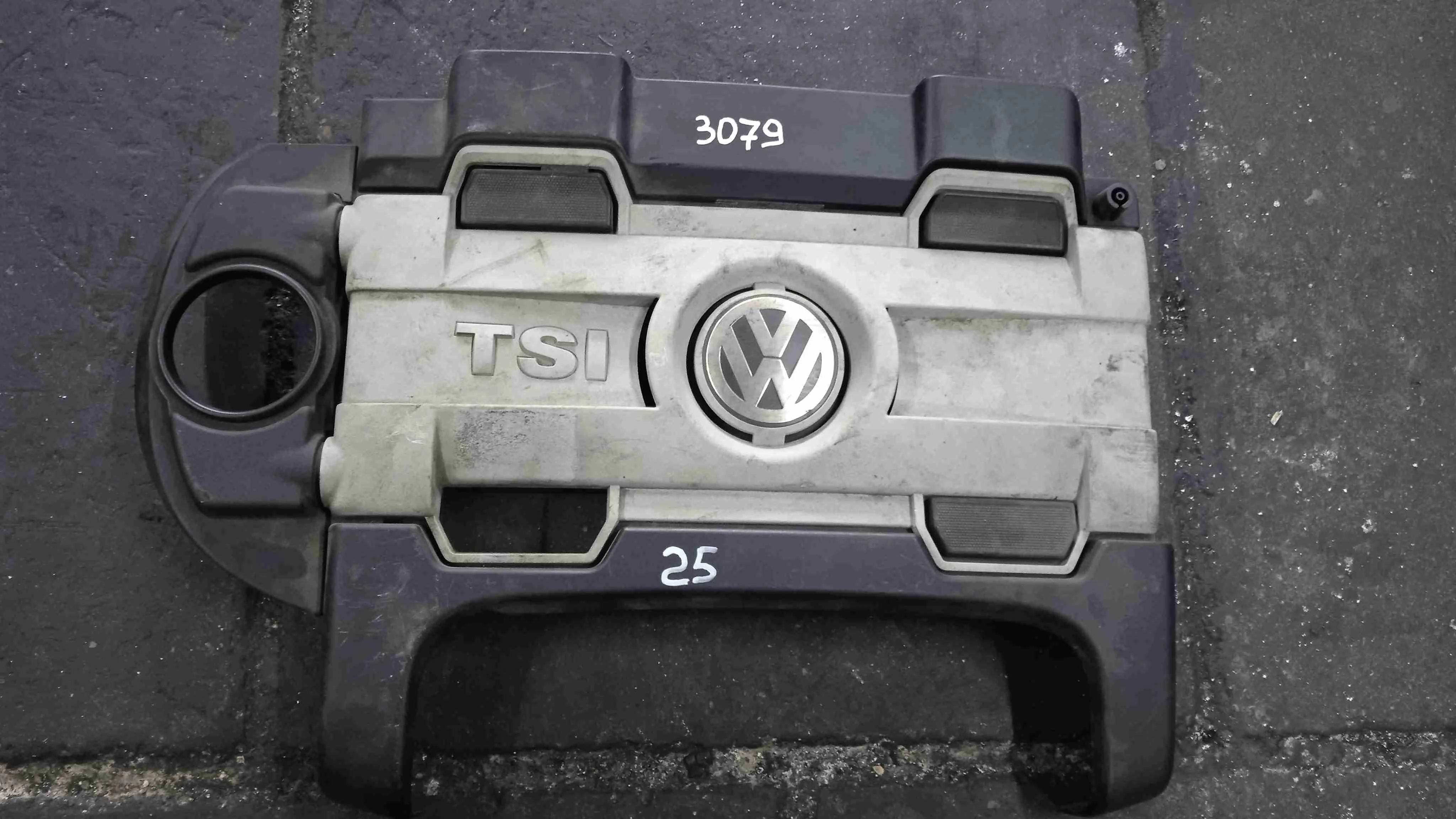 Декоративная крышка двигателя Volkswagen Mk6 (2008—2012) 03C103925
 CJZ