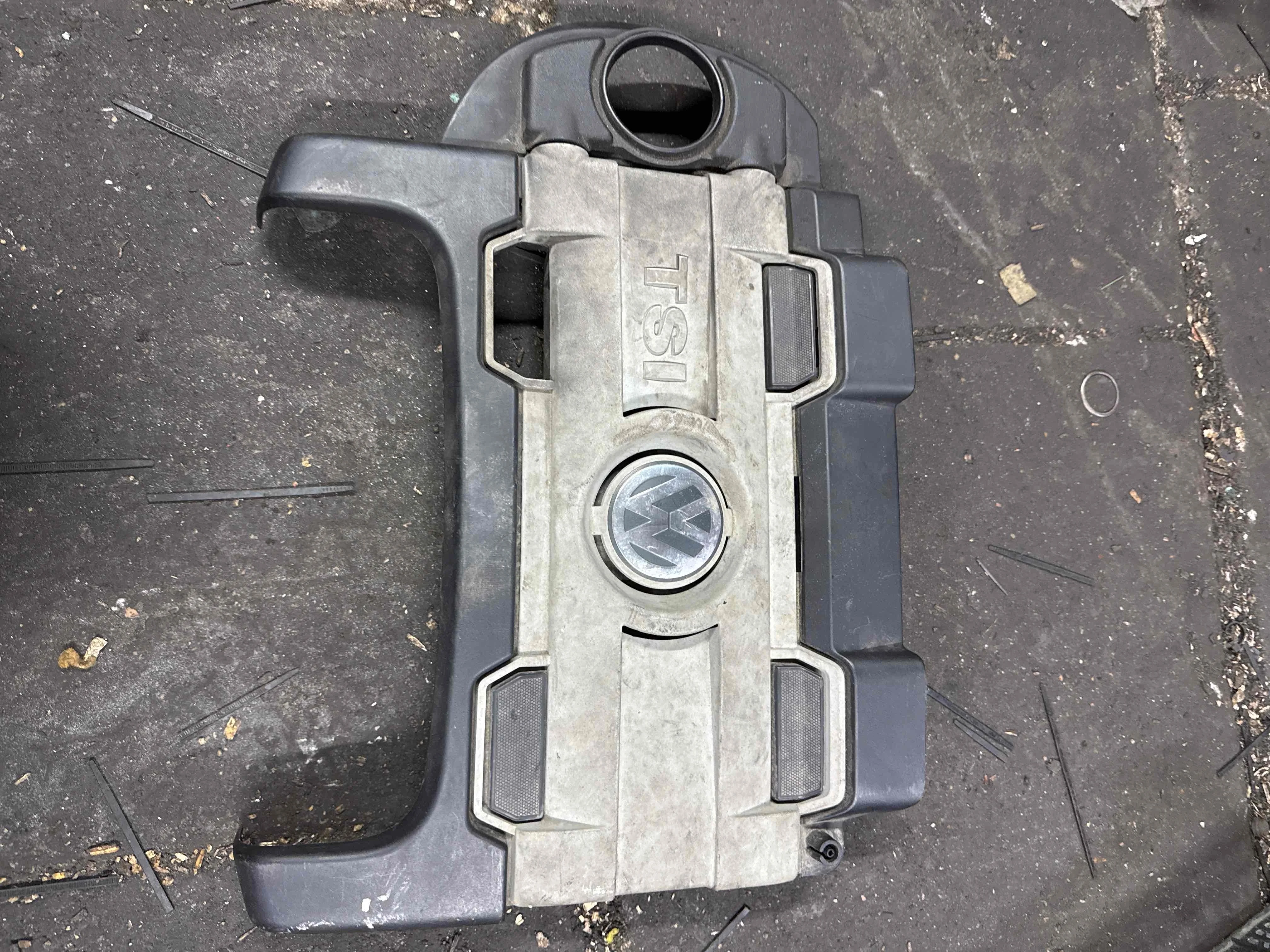 Декоративная крышка двигателя Volkswagen Mk6 (2008—2012) 03C103925
 CJZ