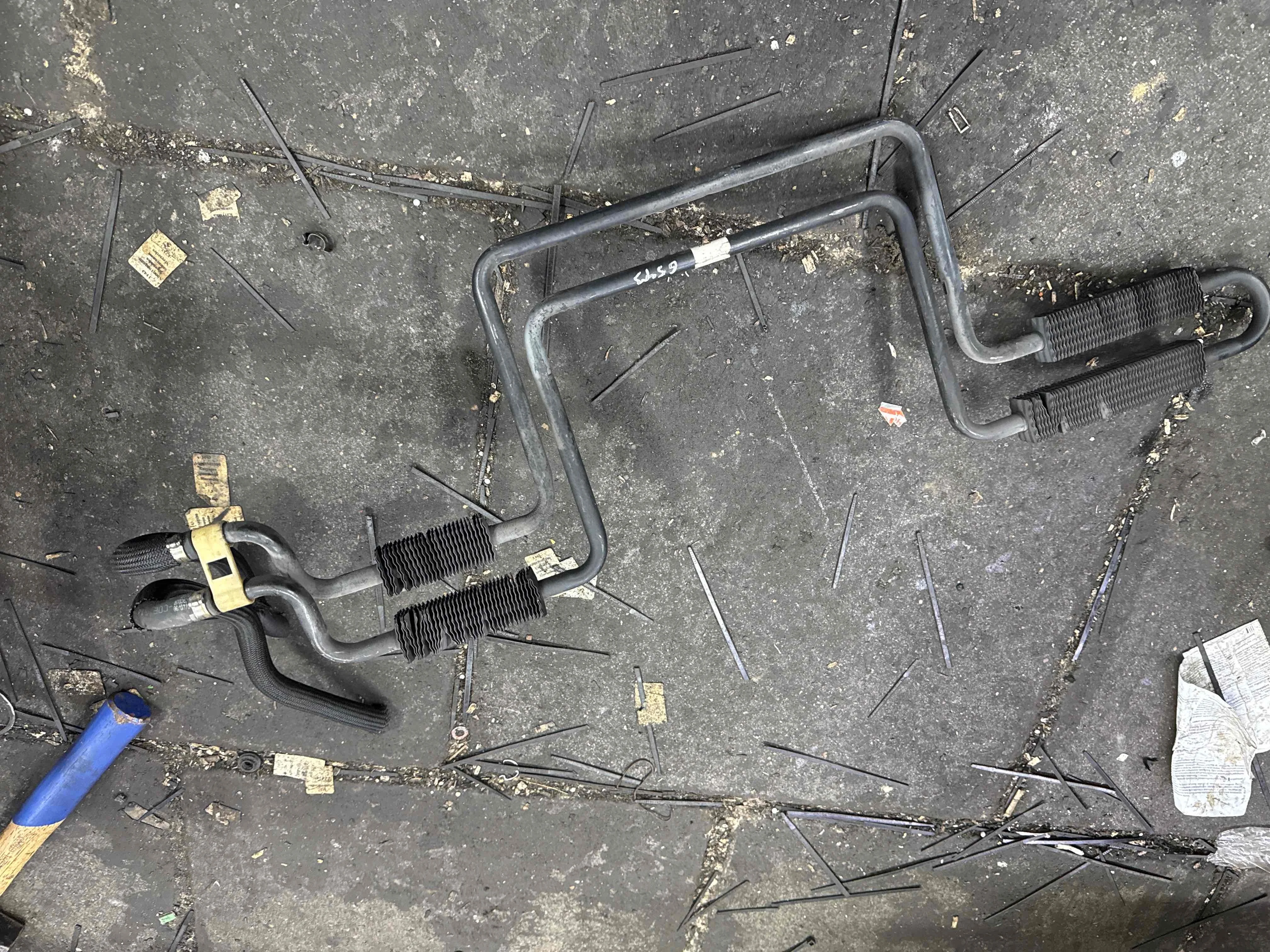 Радиатор гидроусилителя Mercedes-Benz W221 (2005—2009) A2215000400
; A2215000500 272965