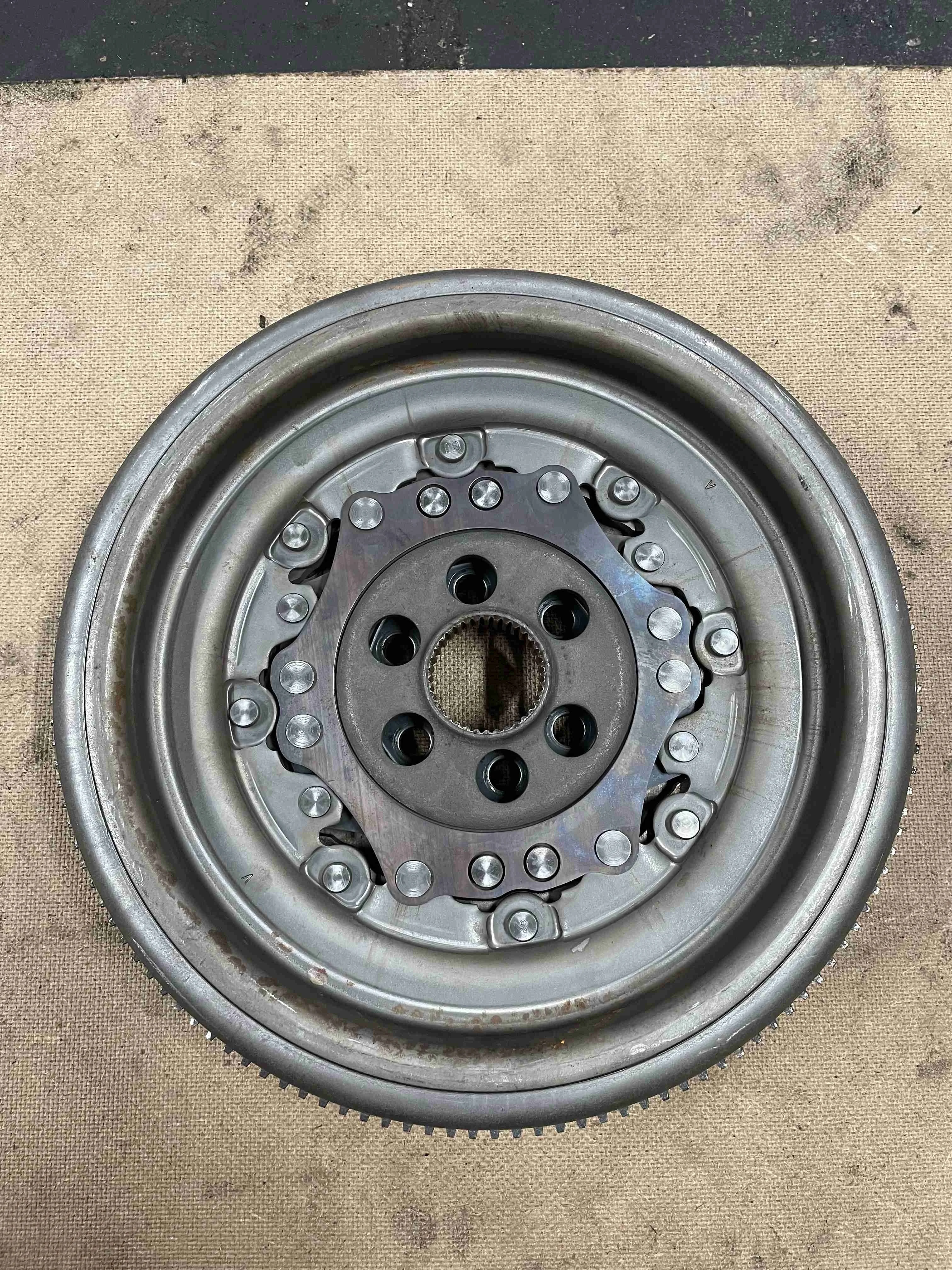 Маховик Volkswagen V (2009—2015) 03C105266B
 BLG