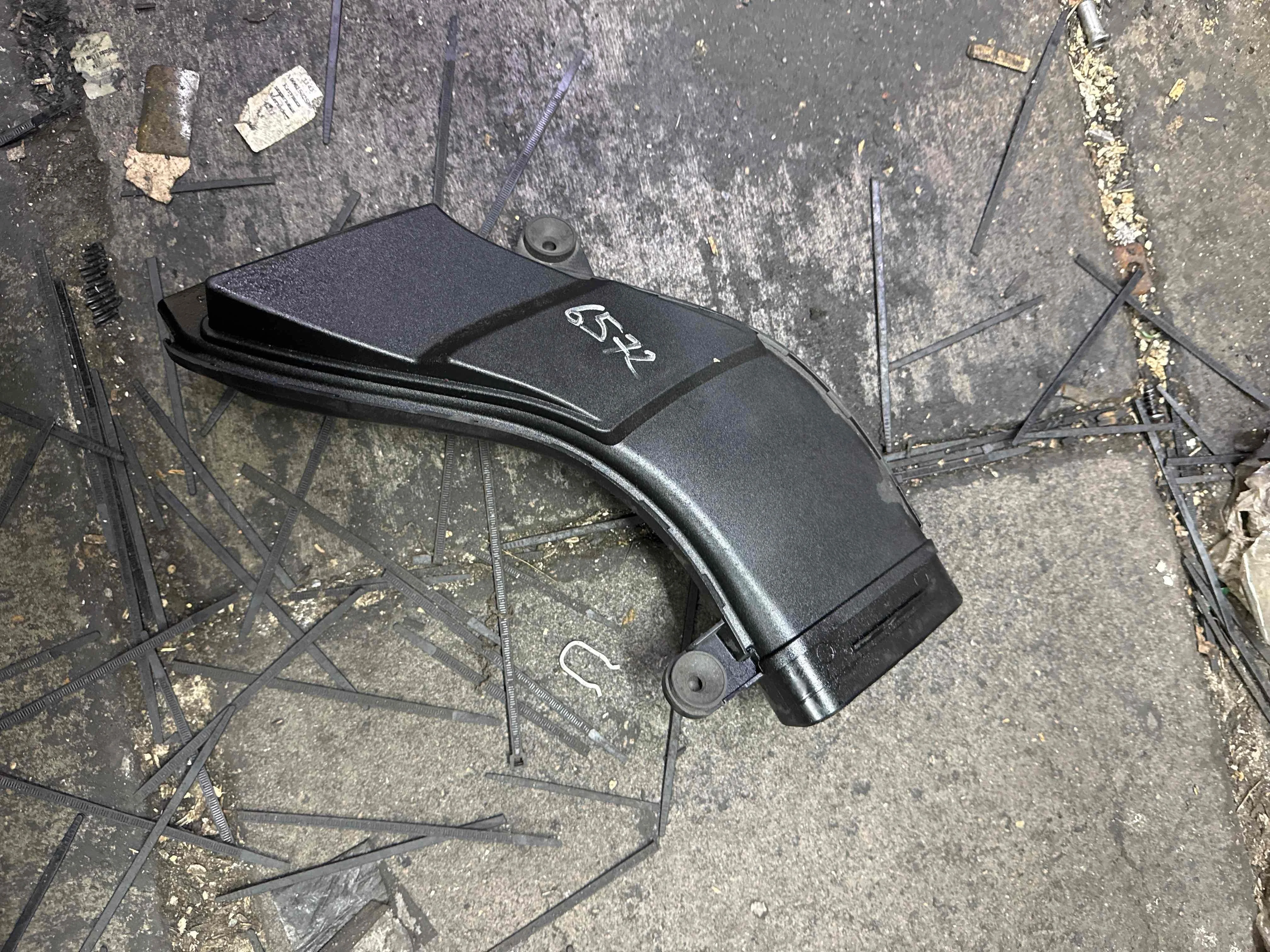 Патрубок воздушного фильтра Mercedes-Benz W205/S205/C205/A205 (2014—2018) A2760902537
; A2760901937 276