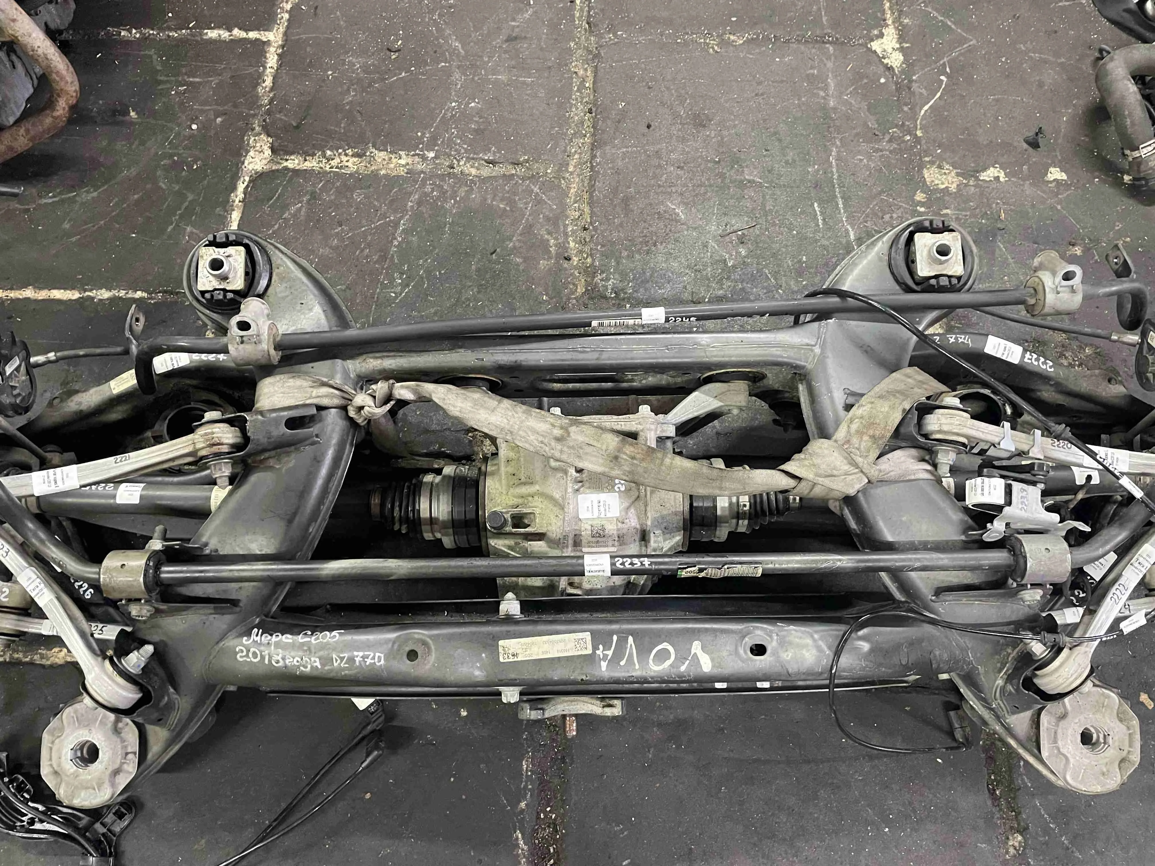 Стабилизатор подвески (поперечной устойчивости) задний Mercedes-Benz W205/S205/C205/A205 (2014—2018) A2053260265
; A2053260865 274920