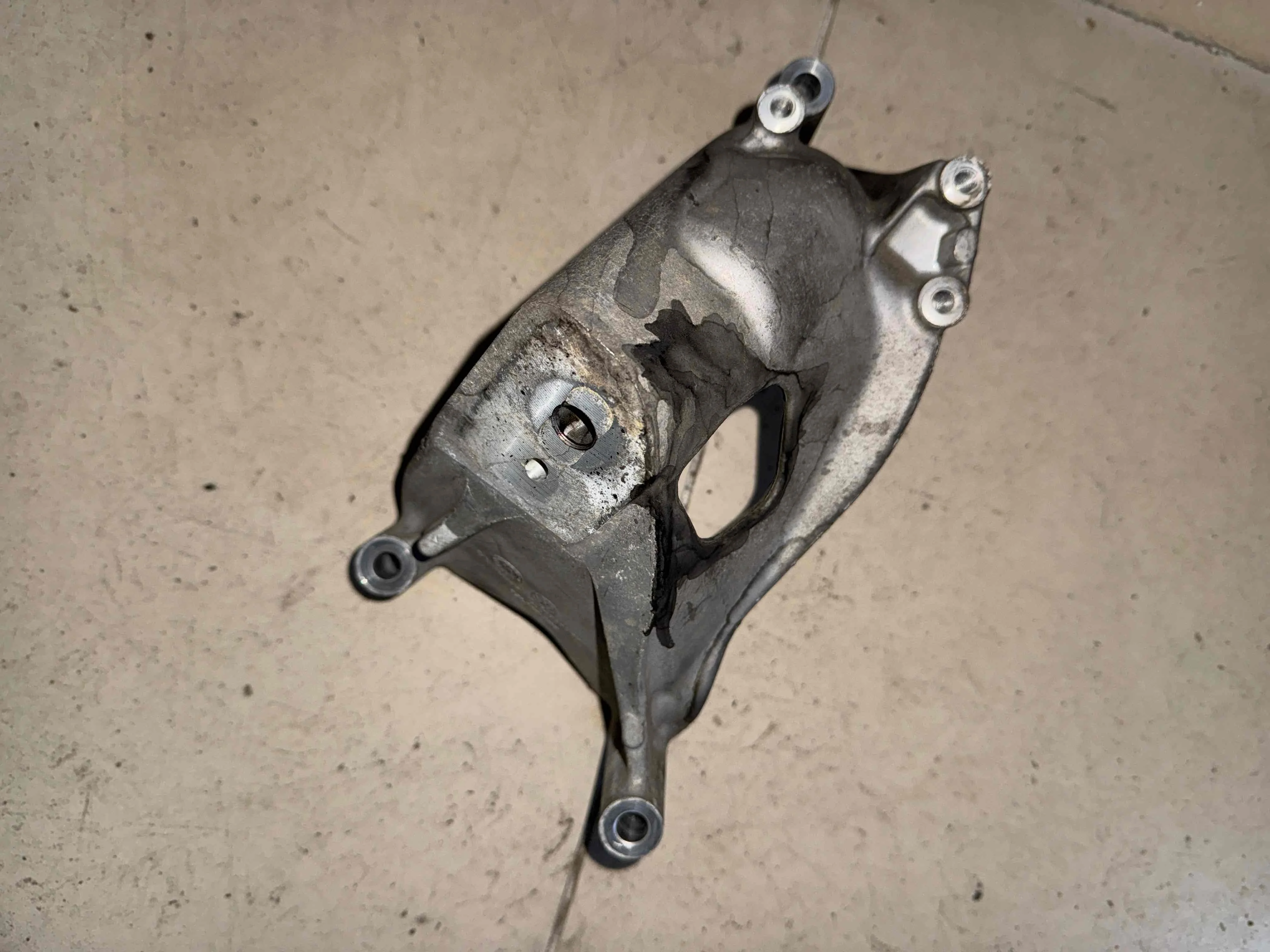 Кронштейн двигателя Volkswagen I (2010—2016) 03L199308
 CSH