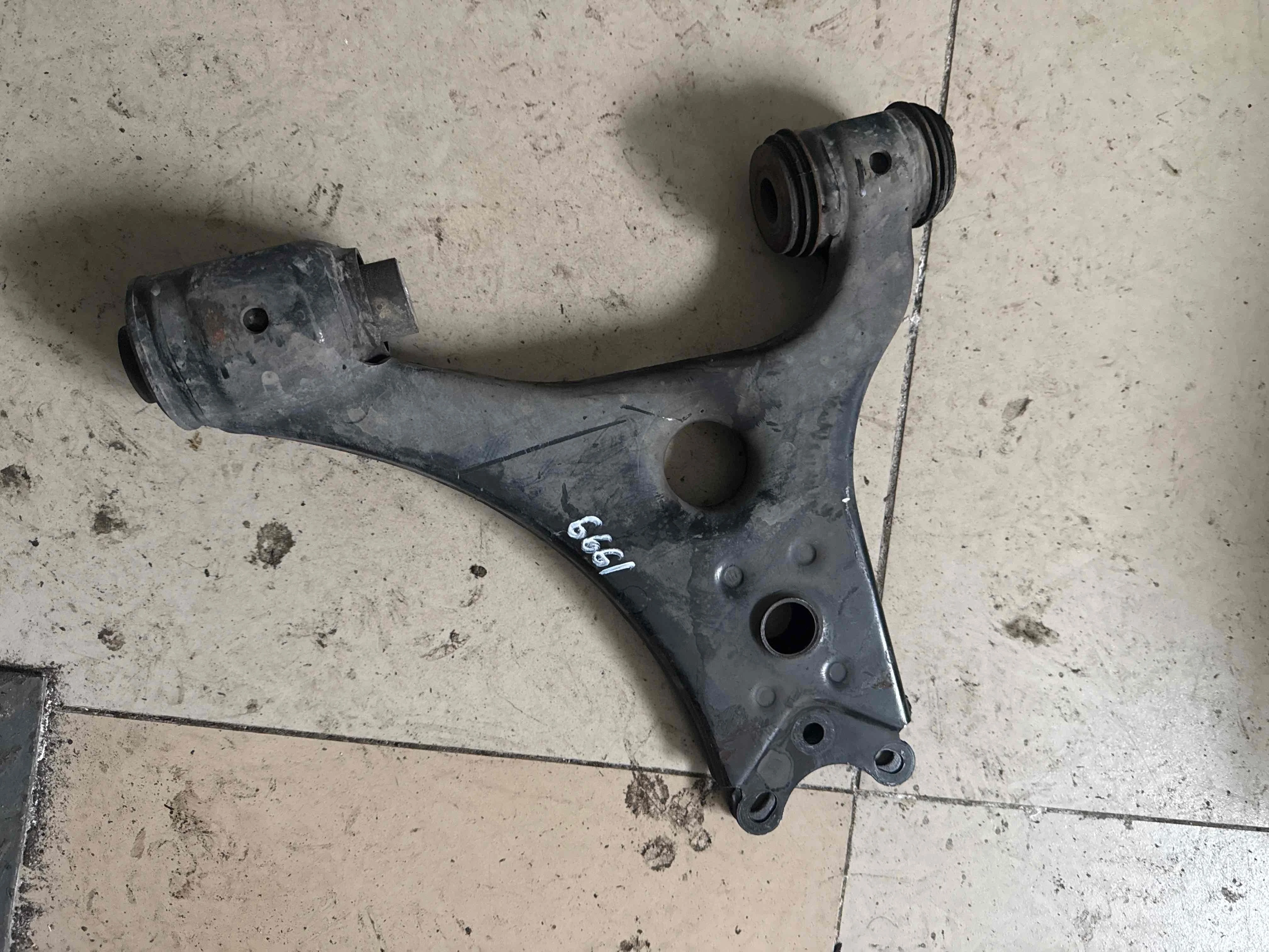 Рычаг передний правый Mercedes-Benz W169 рестайлинг (2008—2012) A1693301007
; A1693300607; A1693300807 266940