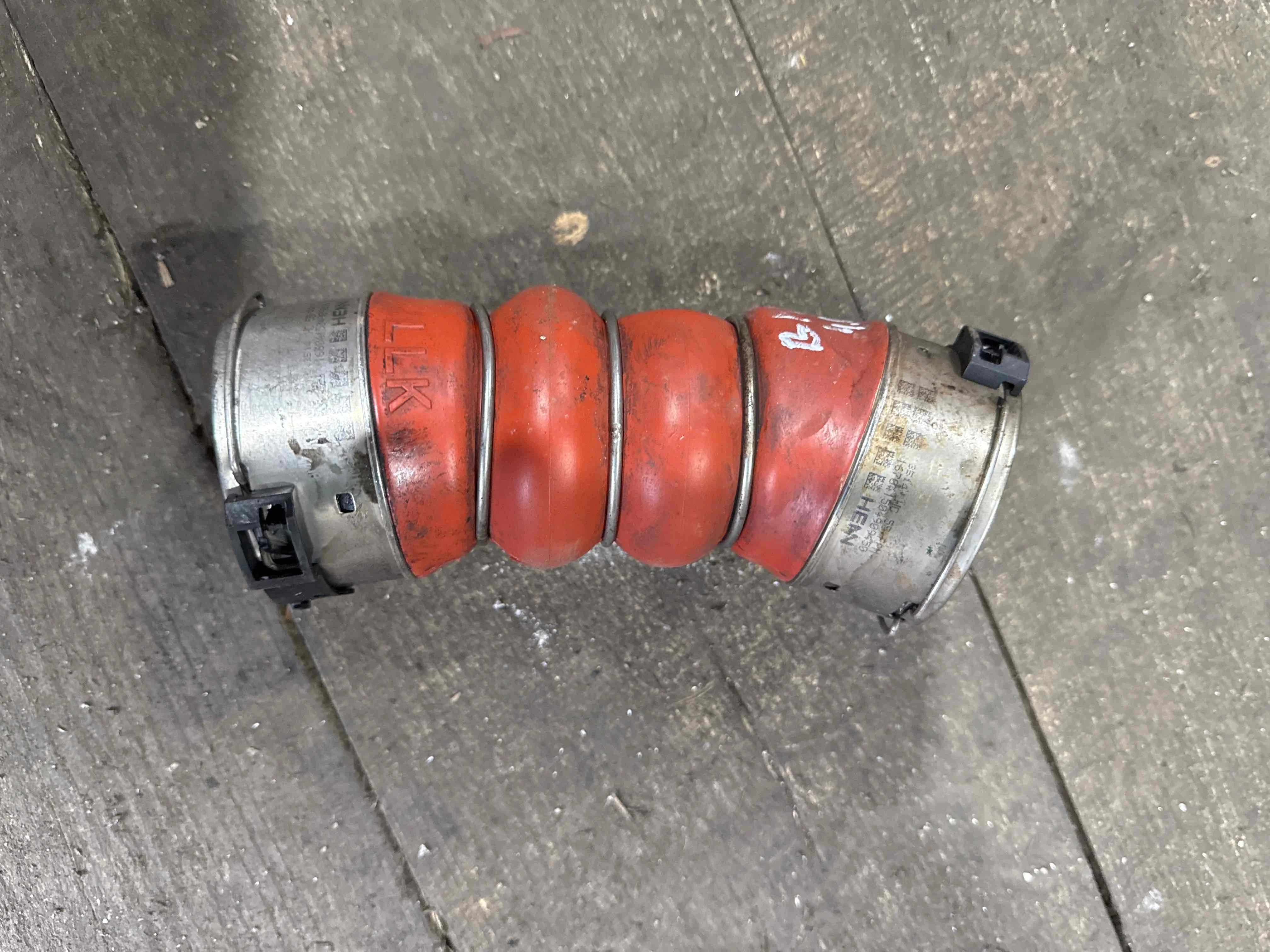 Патрубок (трубопровод, шланг) BMW F10/F11 (2009—2013) 11617805401
 N57D30A