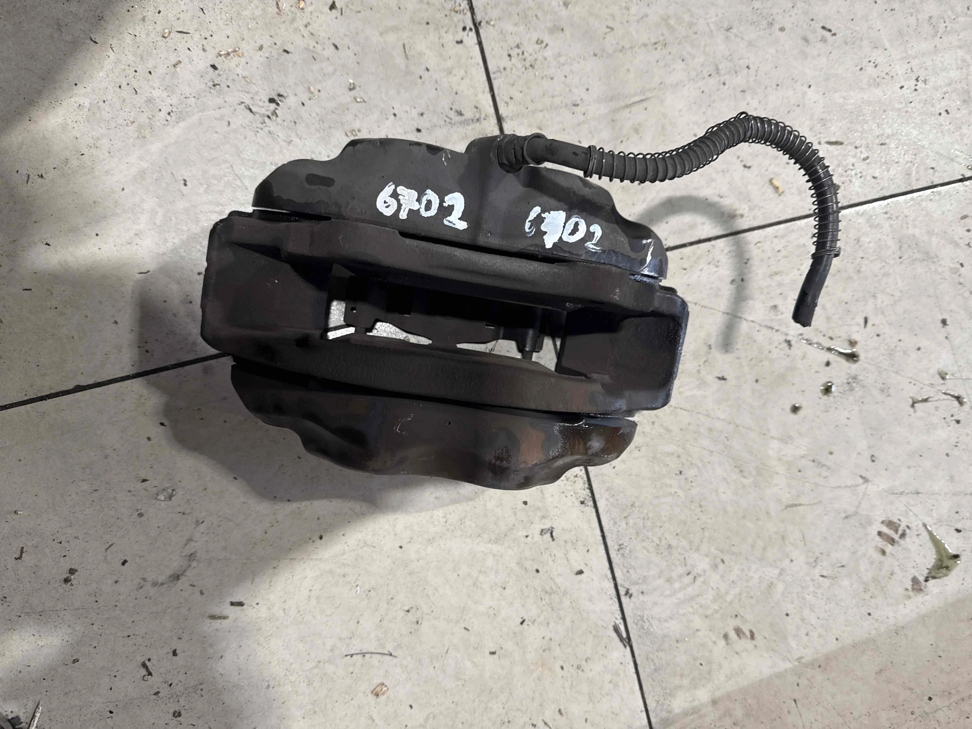 Суппорт Mercedes-Benz W221 (2005—2009) A0034205283
; A0034205483; A0044202483 272965