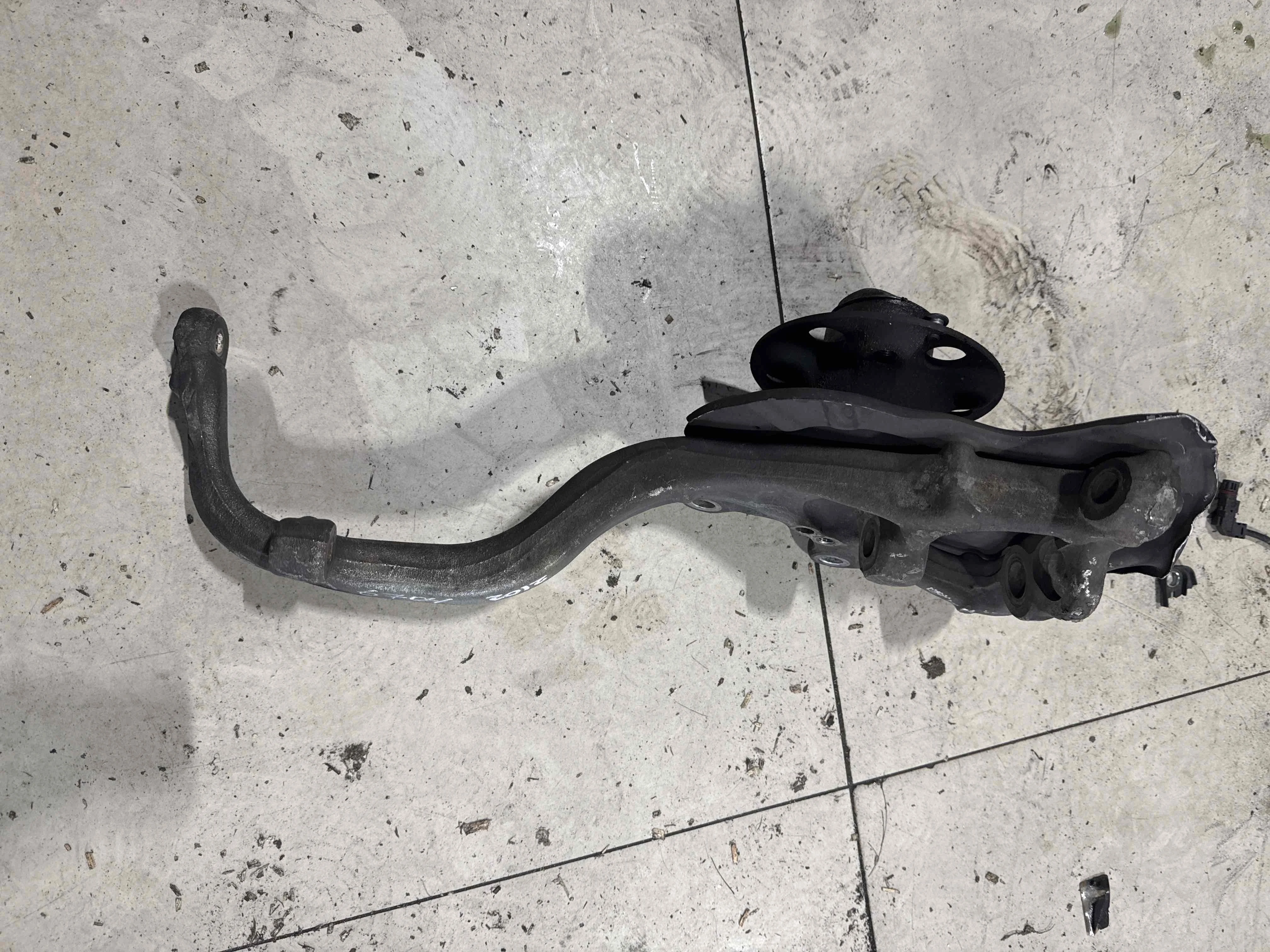 Кулак поворотный левый Mercedes-Benz W221 (2005—2009) A2213324501
; A2213322901 272965