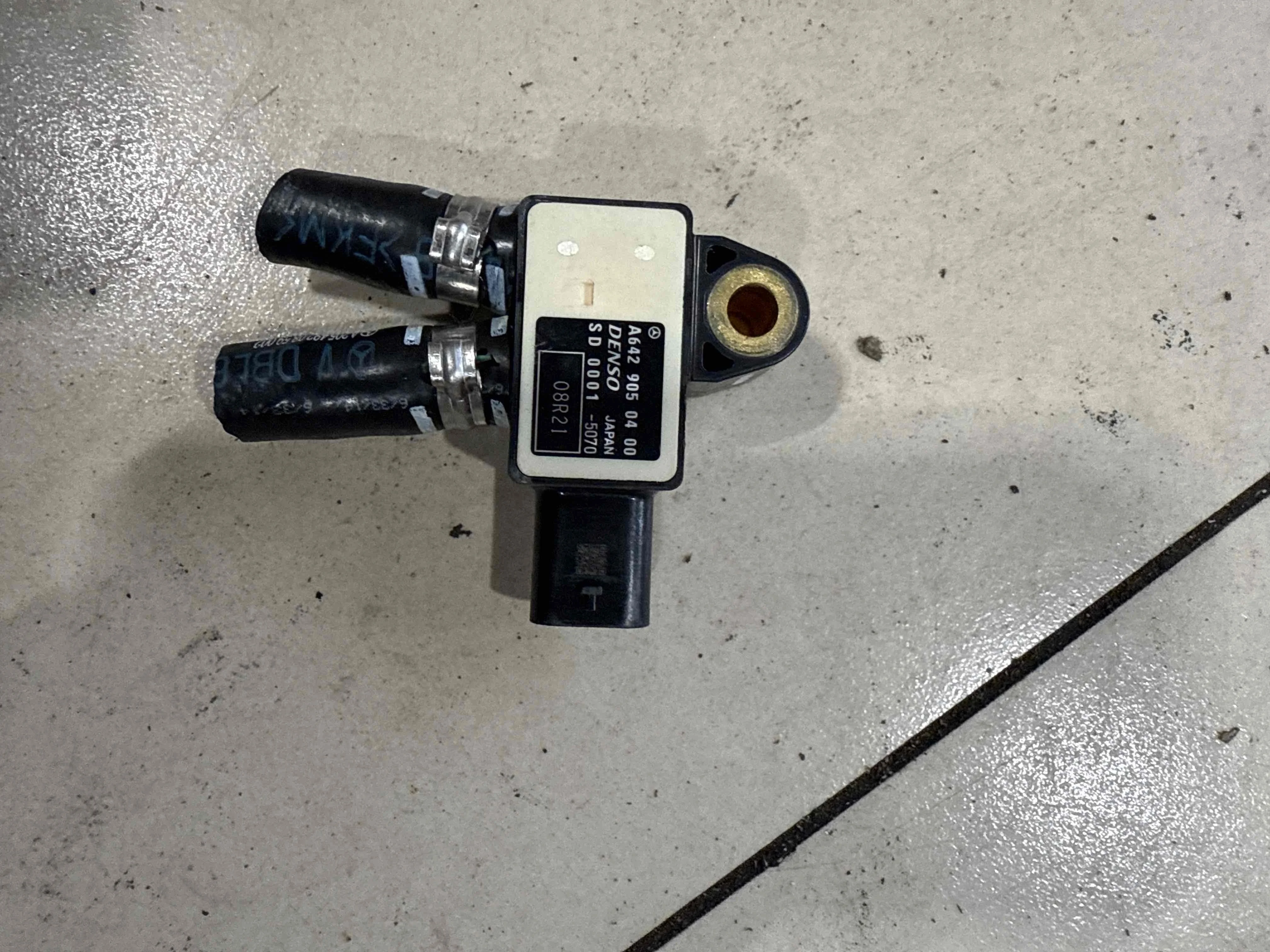 Датчик давления выхлопных газов Mercedes-Benz W205/S205/C205/A205 (2014—2018) A6429050400
; A0061539528; A6429050100; A0009056503 642826