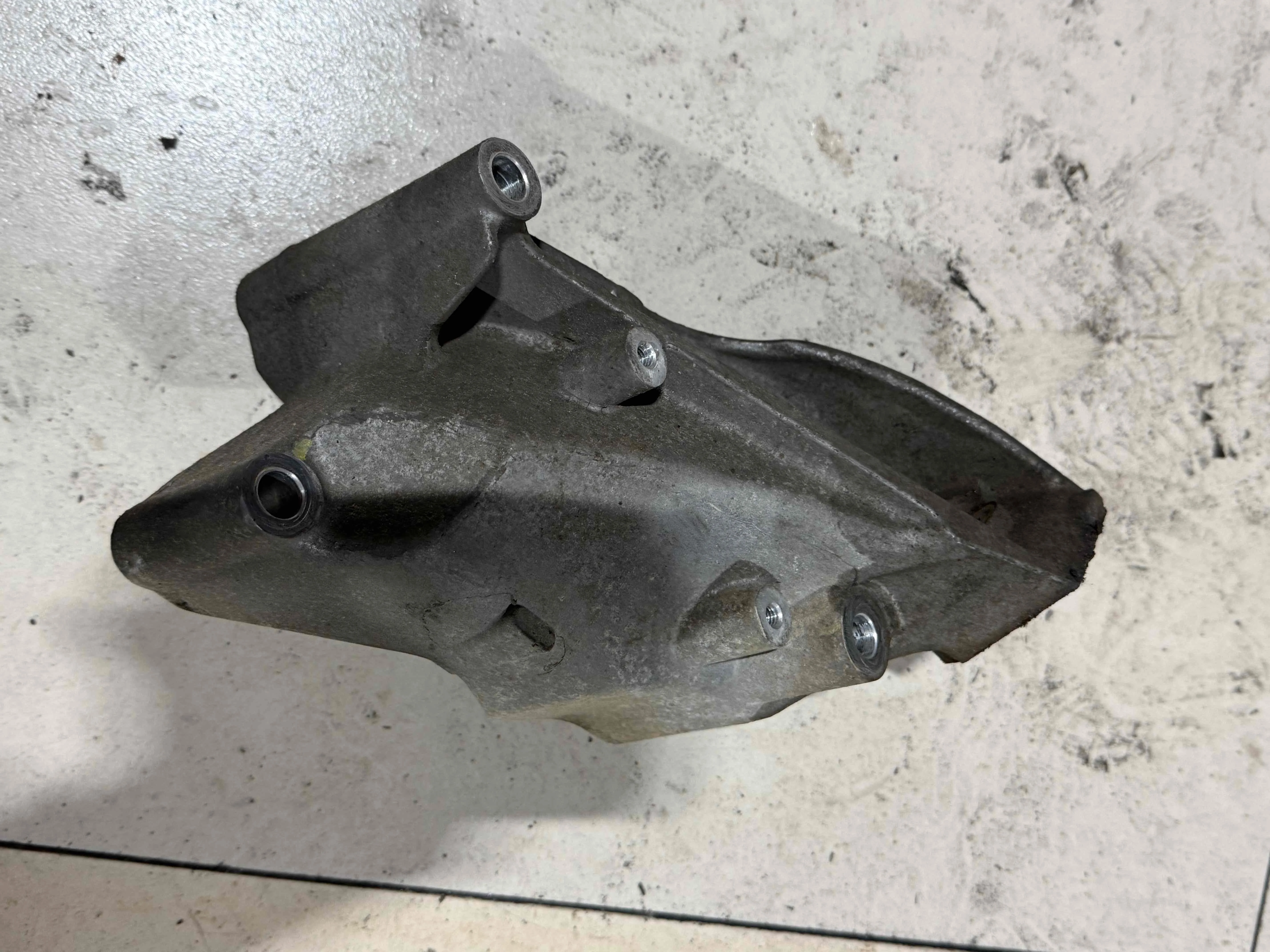 Кронштейн двигателя Volkswagen I рестайлинг (2016—2023) 03L199307
 CSH