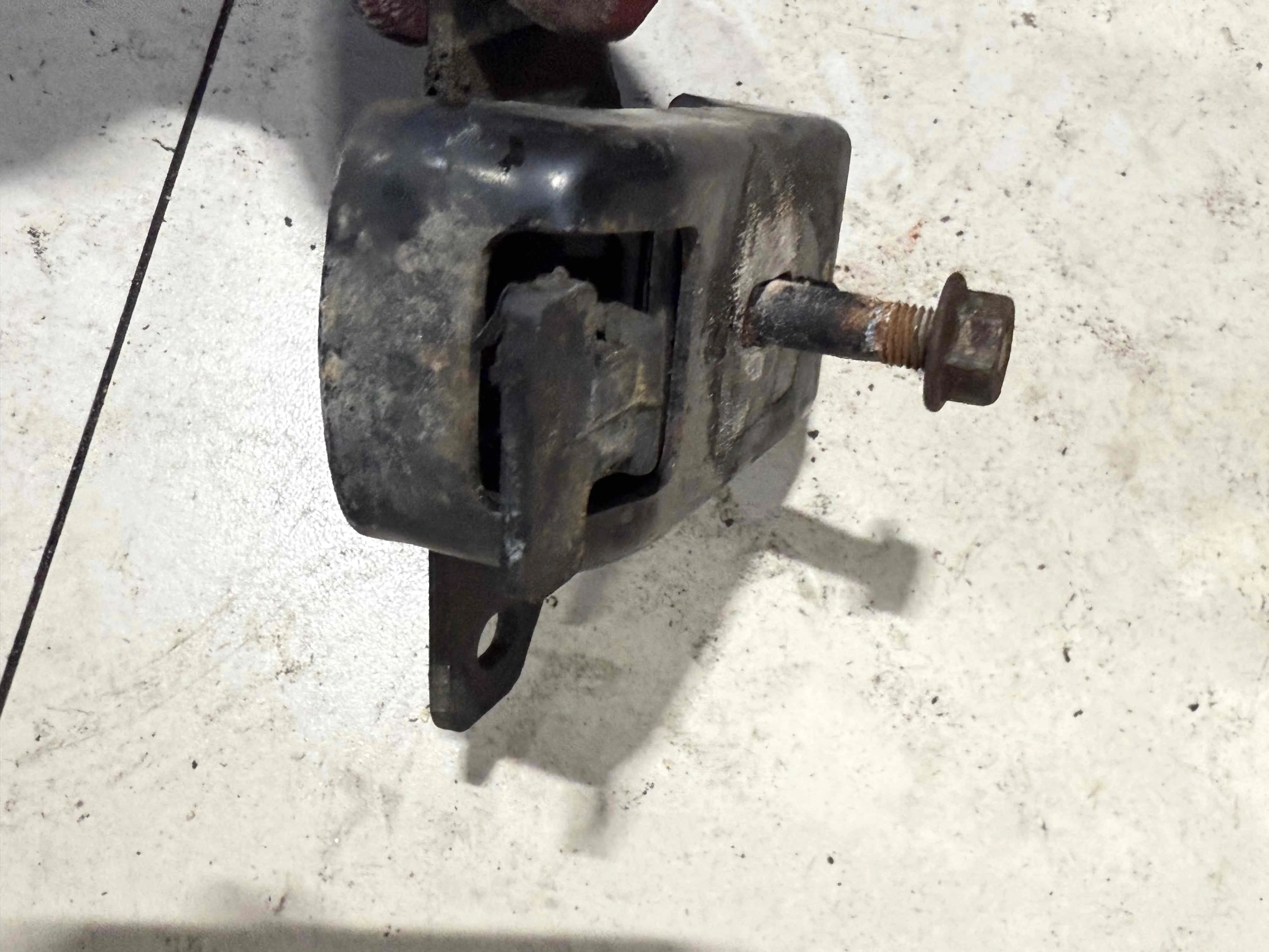 Подушка крепления двигателя Volkswagen I (2010—2016) 2H0199256A
; 2H0199256D; 2H0199256E CSH