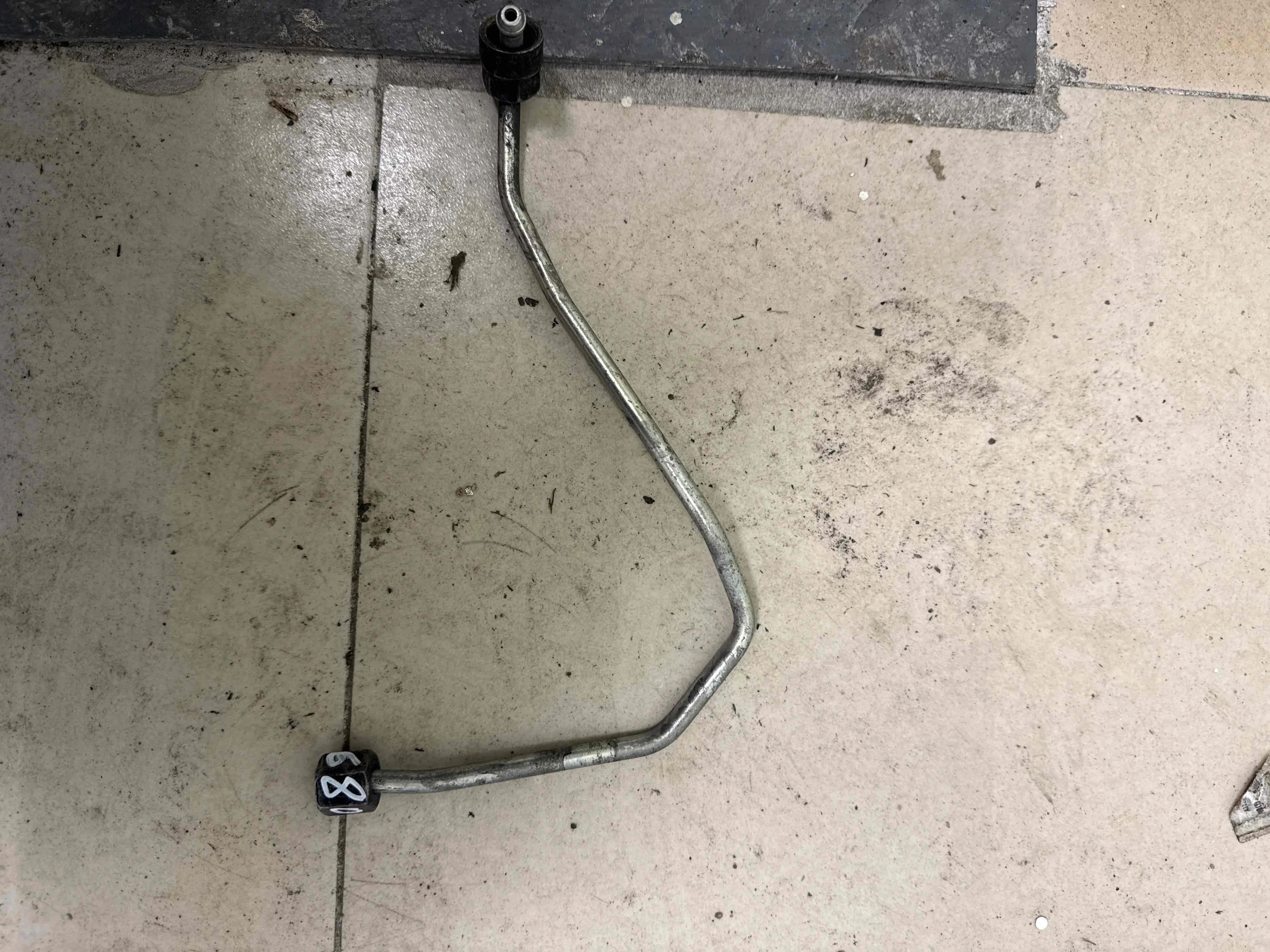 Трубка топливная Audi 4M (2015—2020) 059130312AT
 CVM