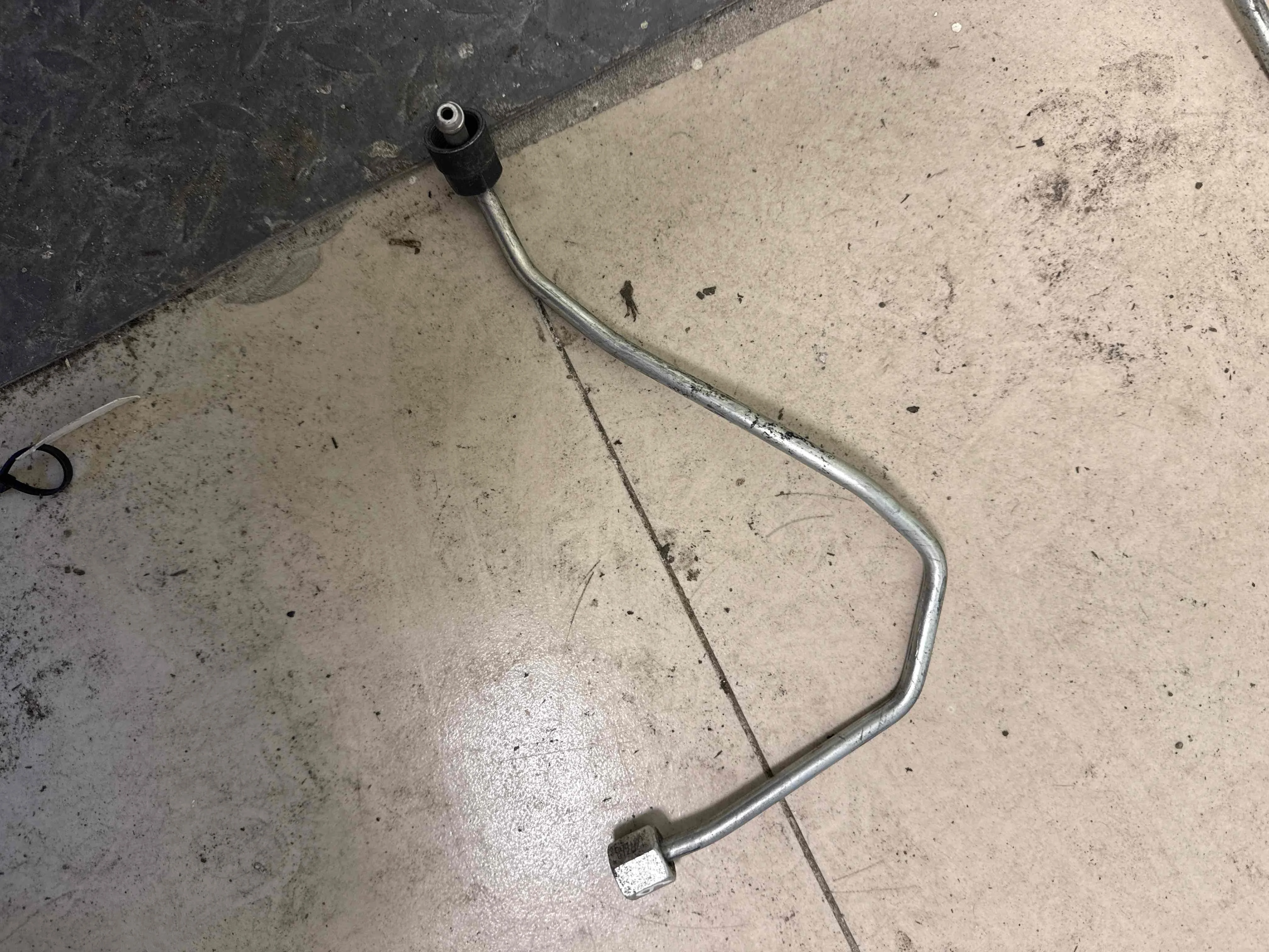 Трубка топливная Audi 4M (2015—2020) 059130312AT
 CVM