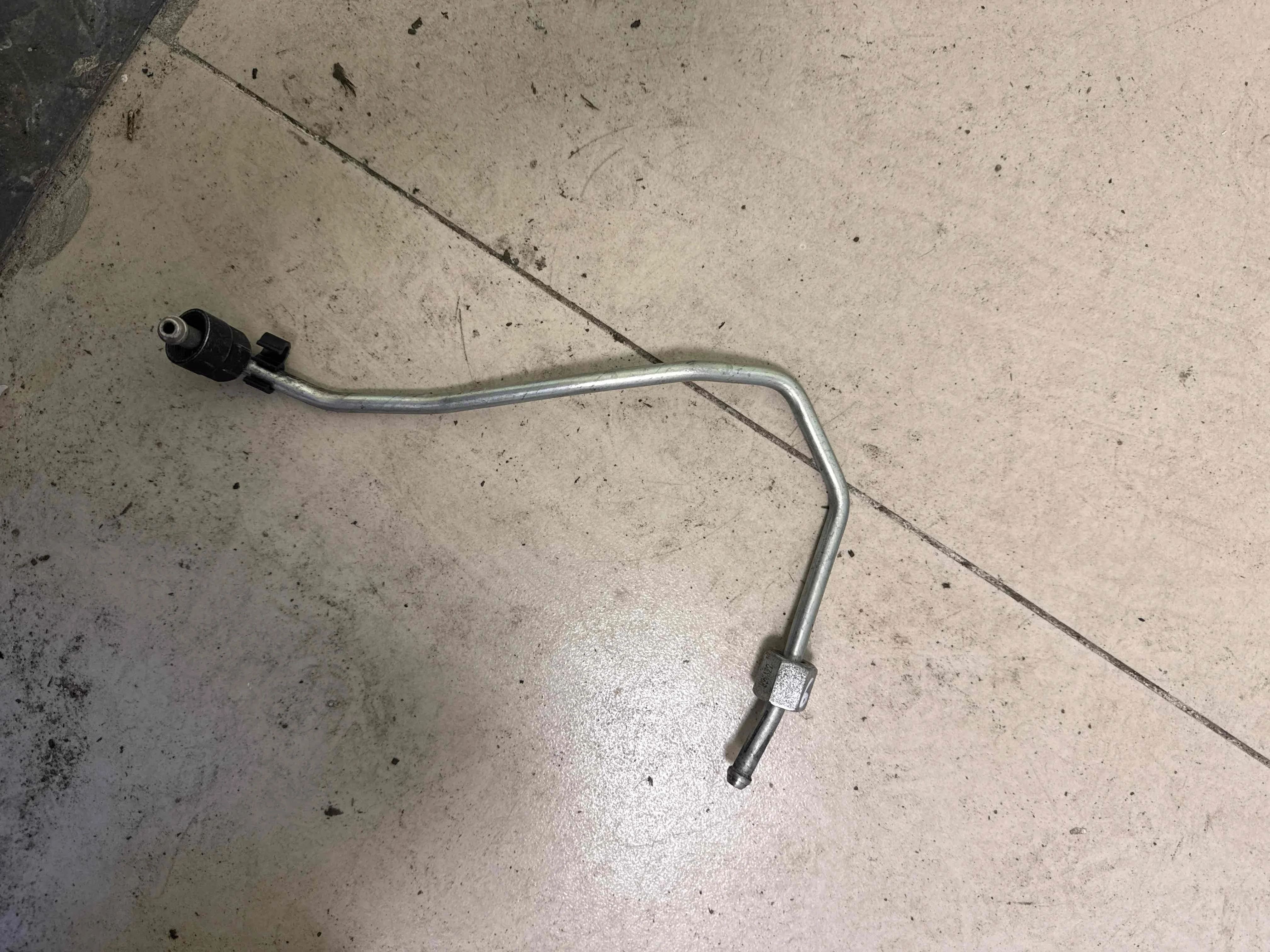 Трубка топливная Audi 4M (2015—2020) 059130312AT
 CVM