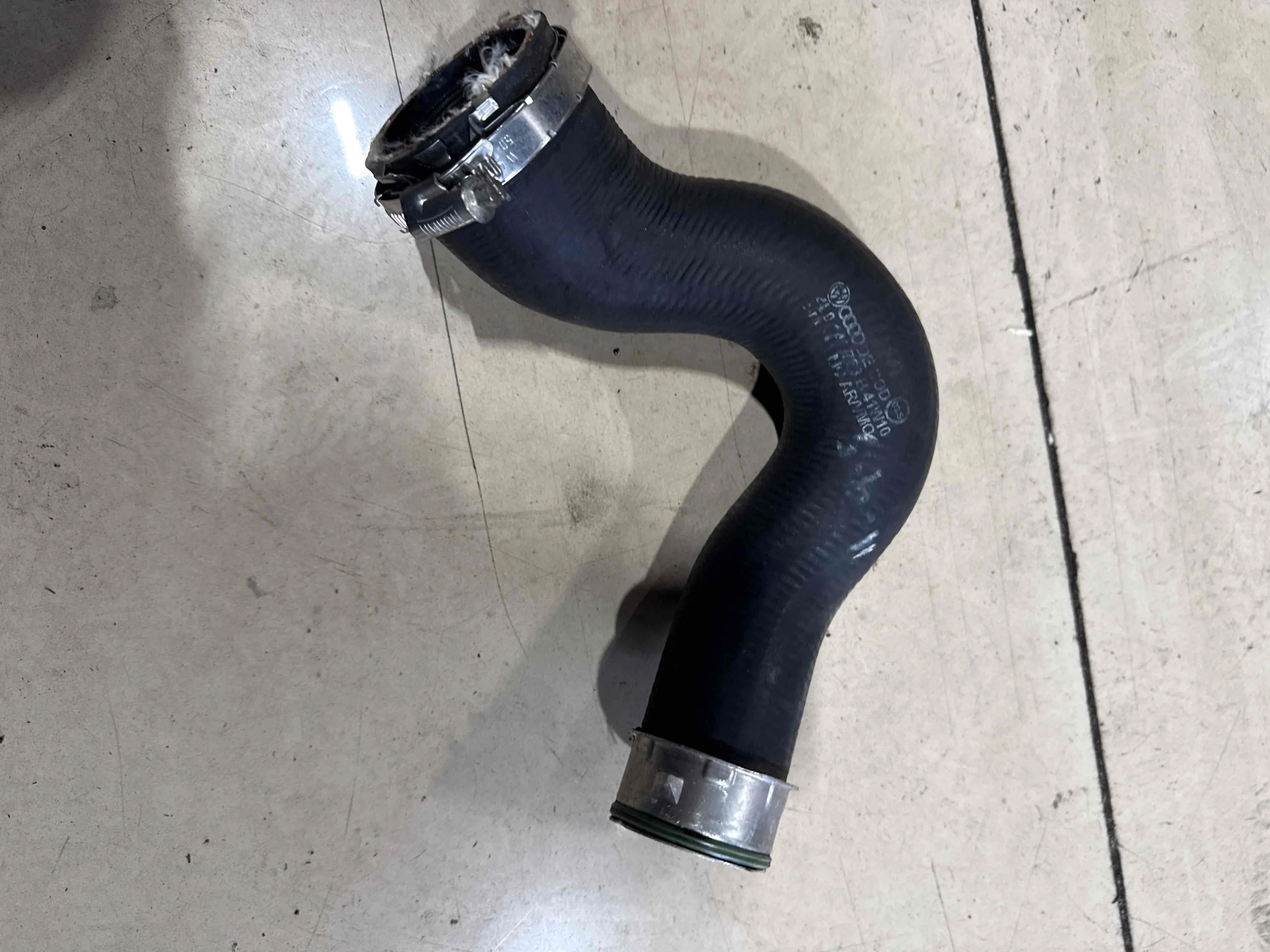 Патрубок интеркулера Audi 4M (2015—2020) 4L0145738B CJGA