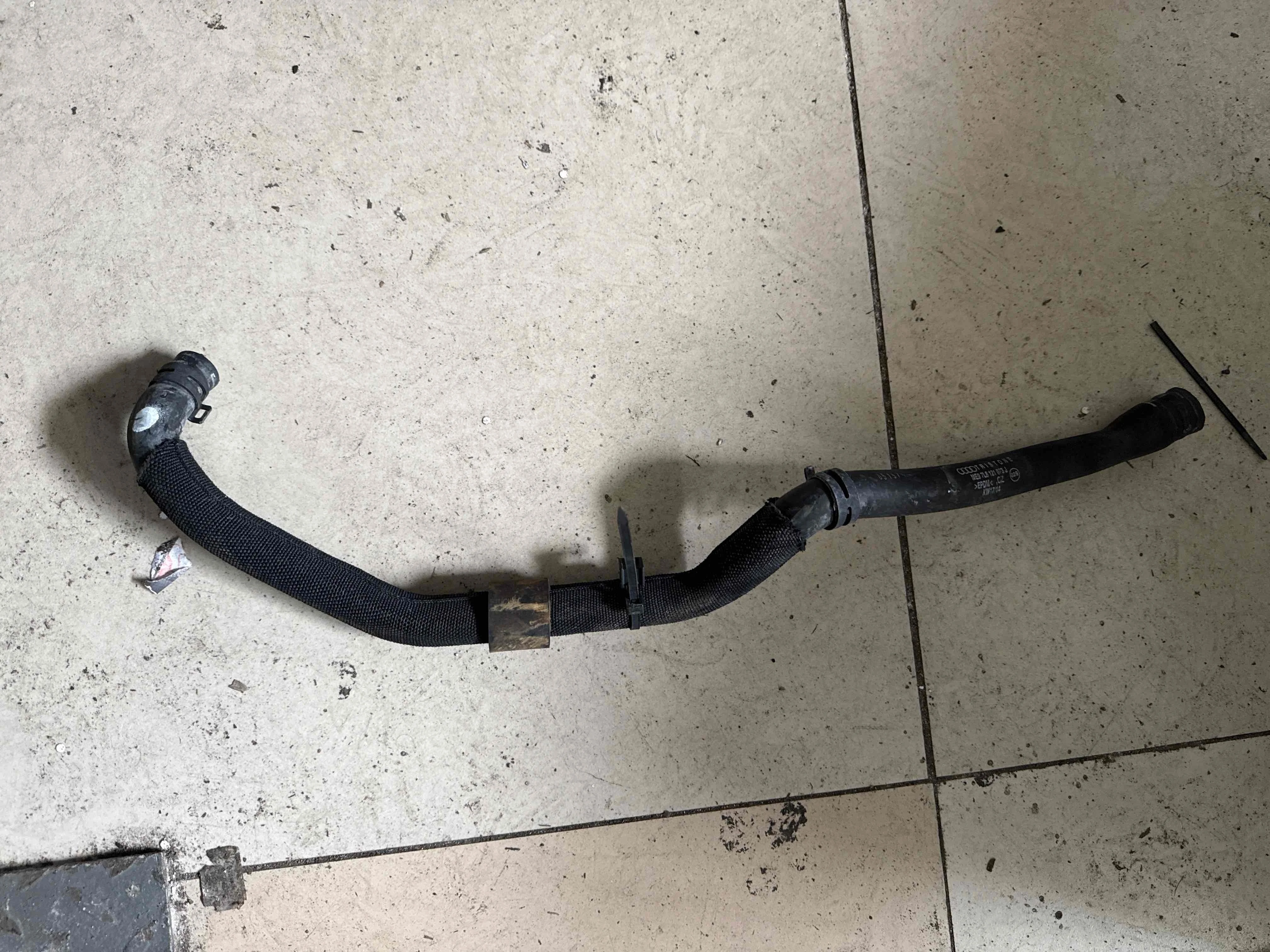 Патрубок (трубопровод, шланг) Audi 4M (2015—2020) 7L8121073J CJG