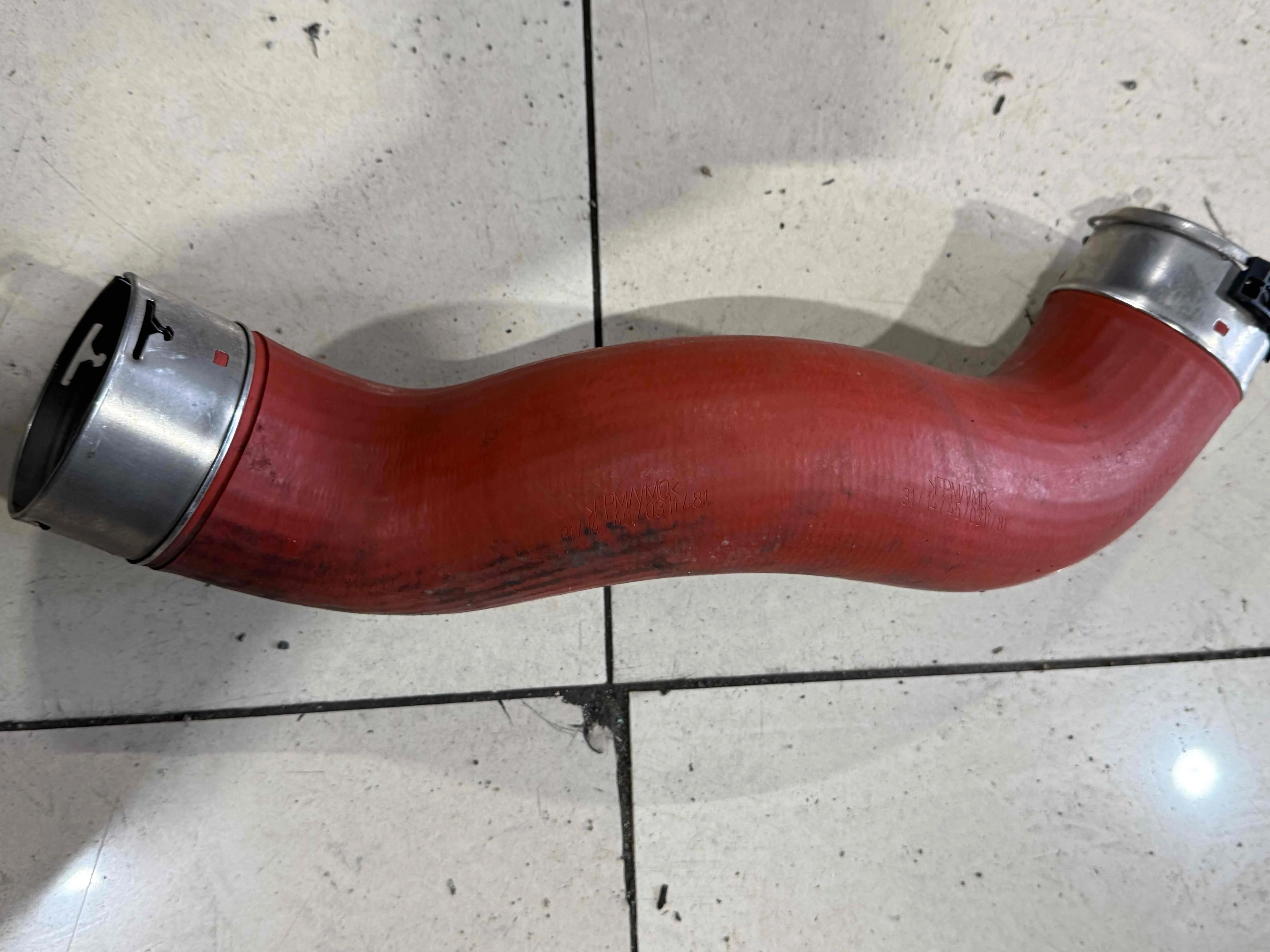 Патрубок интеркулера Mercedes-Benz W212/S212/C207/A207 (2009—2013) A2125280882
; A2125280682; A2045281482 651924