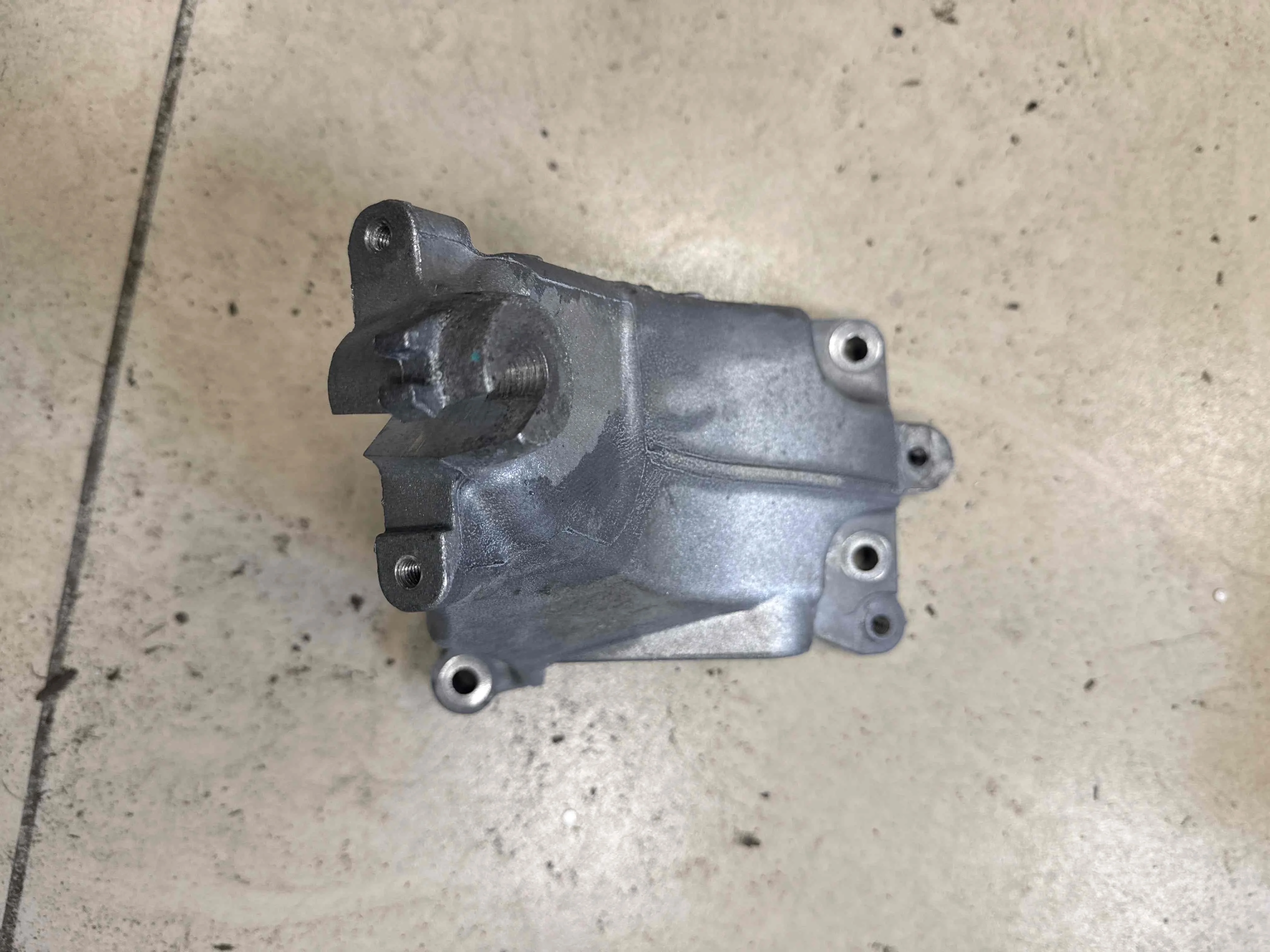 Кронштейн двигателя Mercedes-Benz W213/S213/C238/A238 (2016—2021) A2762233304
 276823