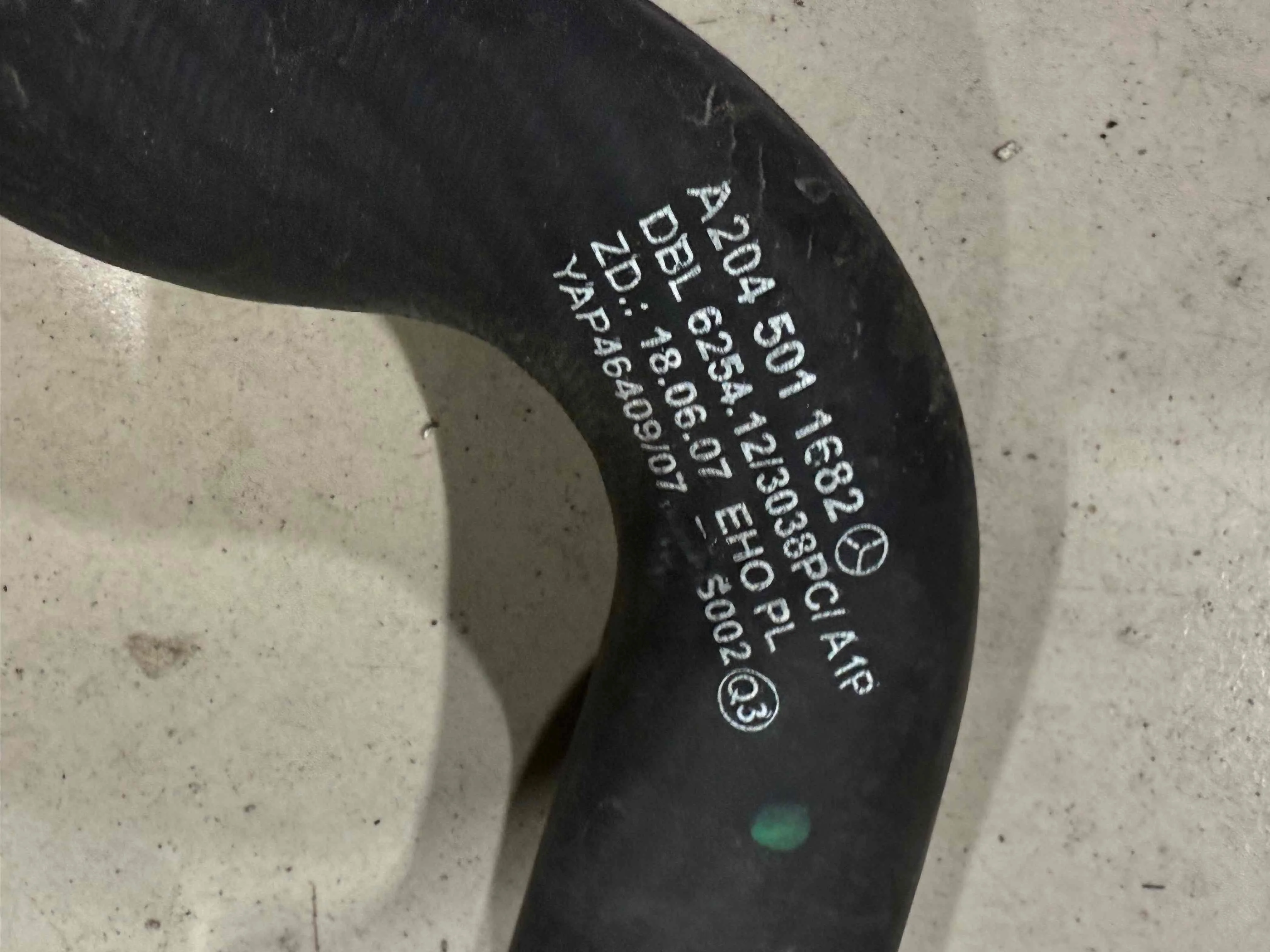 Патрубок (трубопровод, шланг) Mercedes-Benz W204/S204 (2006—2011) A2045011682
 651