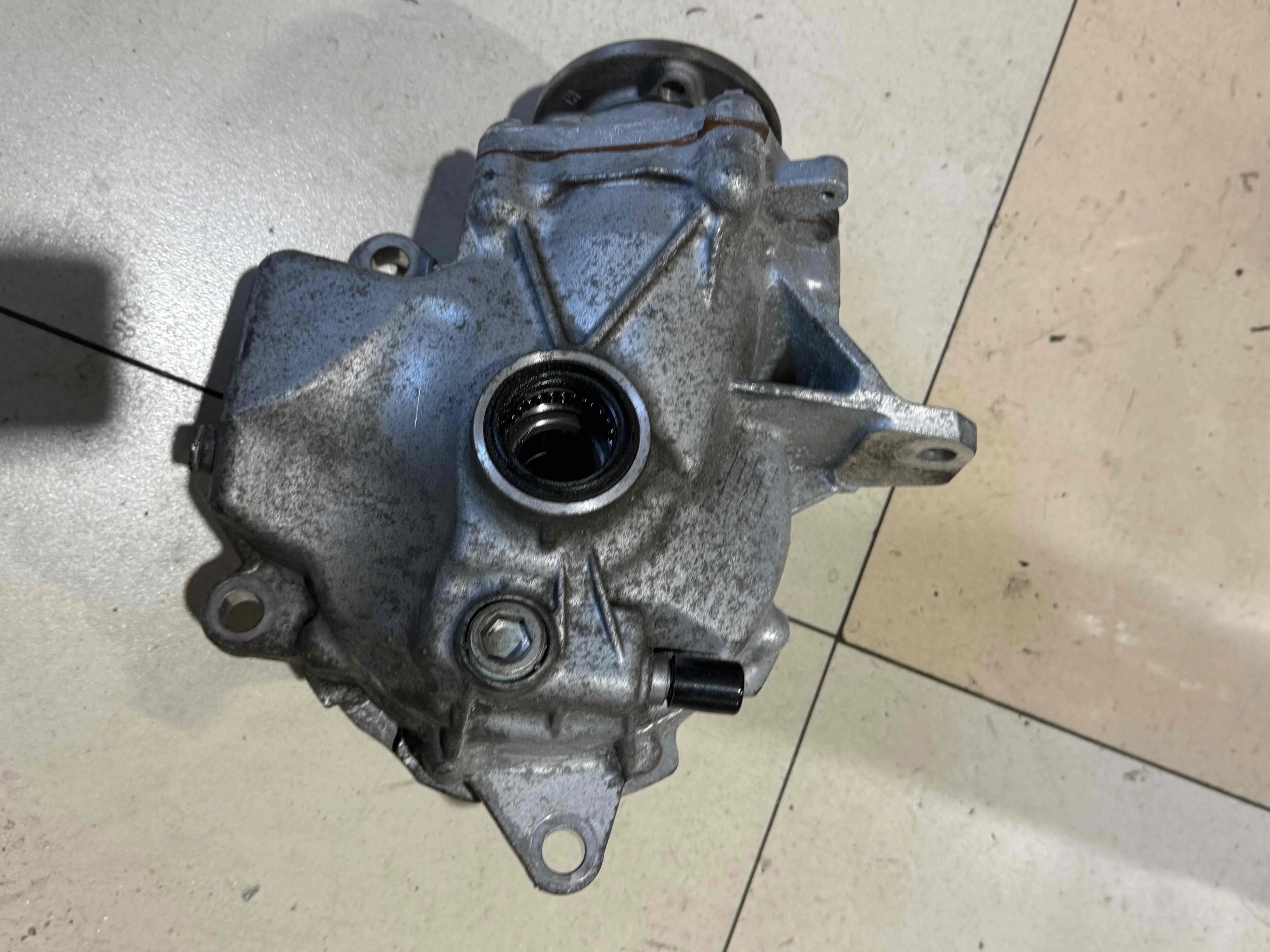 Редуктор переднего моста Mercedes-Benz W205/S205/C205/A205 (2014—2018) A2053304107
 651921