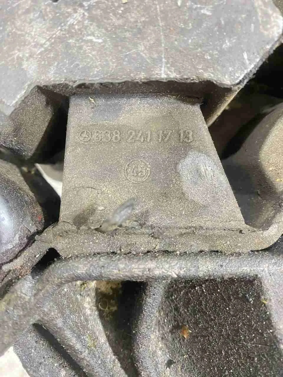 Подушка крепления двигателя Mercedes-Benz W638 (1996—2003) A6382421802; 6382411713