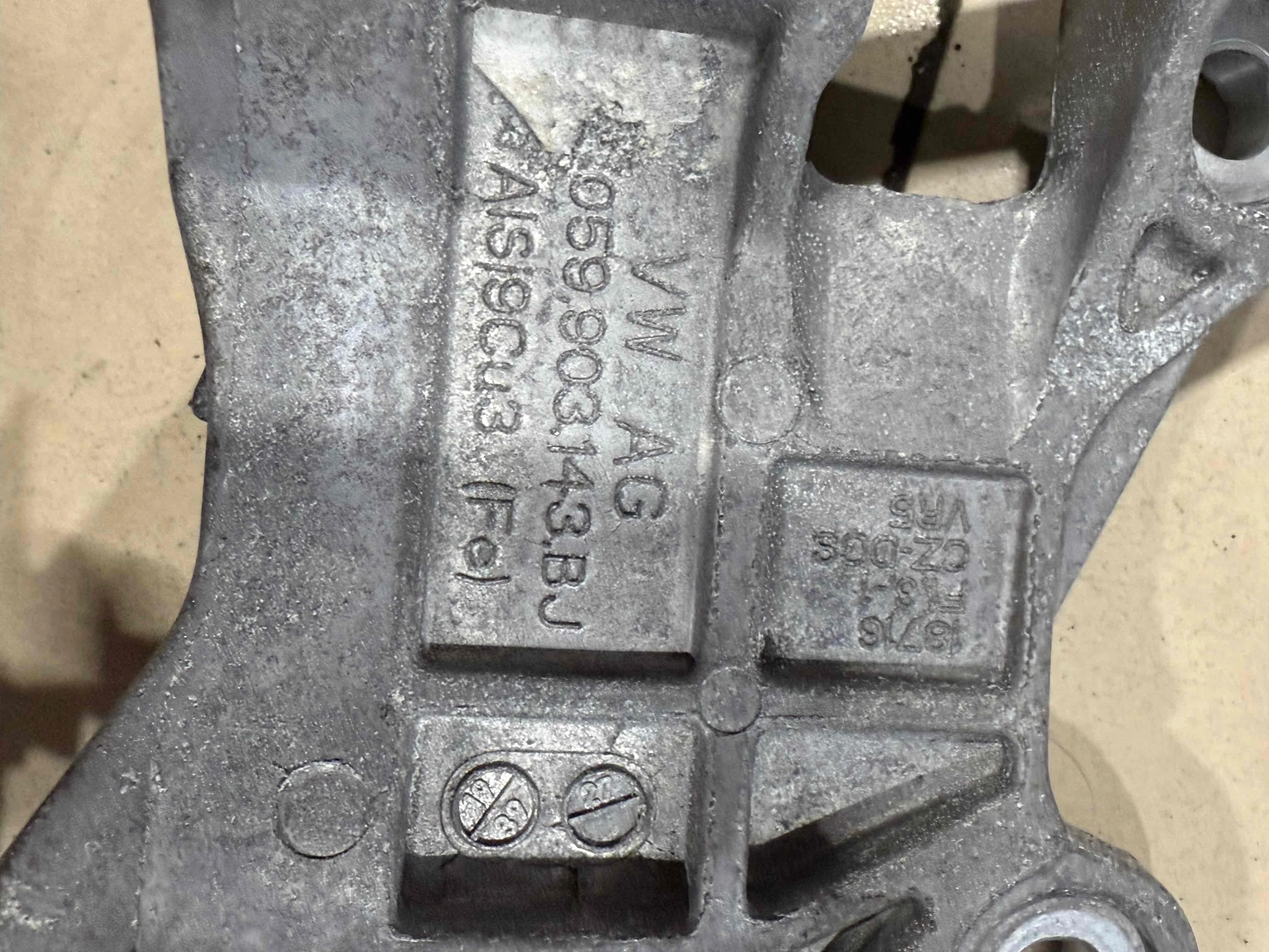 Кронштейн генератора Volkswagen I рестайлинг (2016—2023) 059903143BJ
 CVM