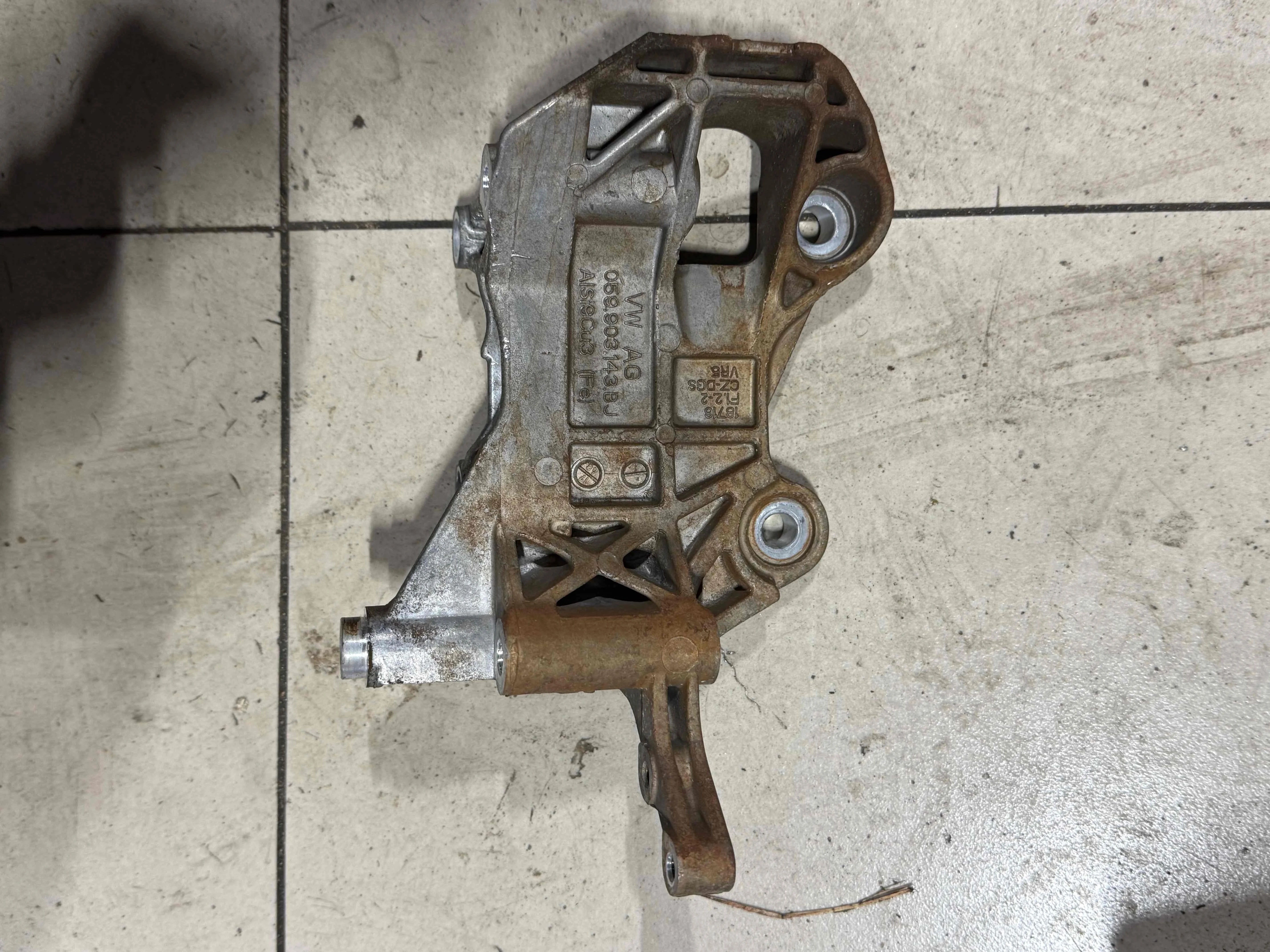 Кронштейн генератора Volkswagen I рестайлинг (2016—2023) 059903143BJ
 ddx