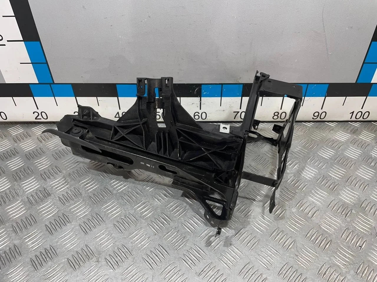 [Б/У] Кронштейн фар правый - (Состояние: обломан край ) [Незначительные дефекты] [Код: 00662551 ]