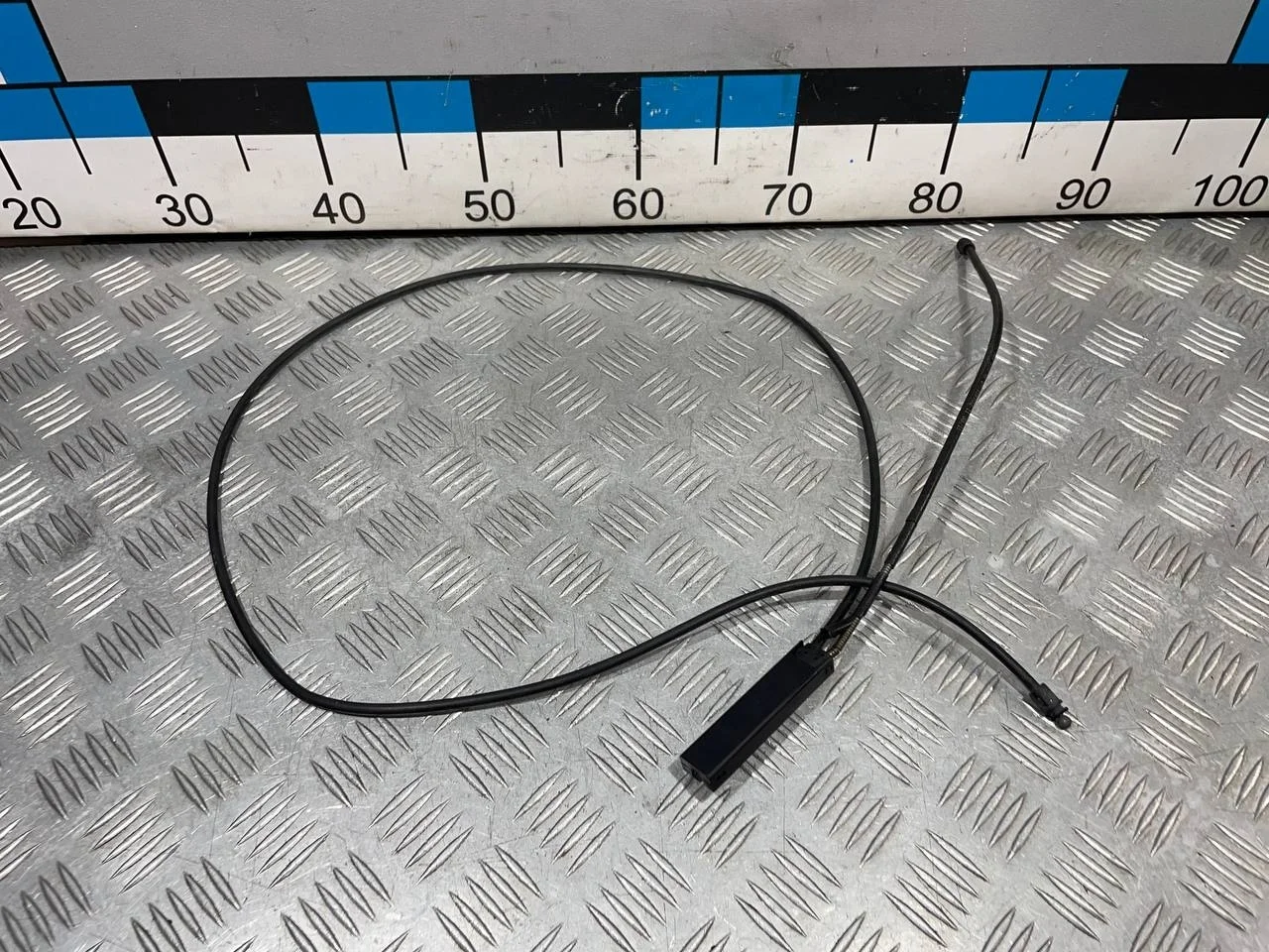 [Б/У] Трос капота передняя часть (под капотом) - (Состояние: частично надорван кожух троса) [ХОРОШЕЕ] [Код: 00662428 ]