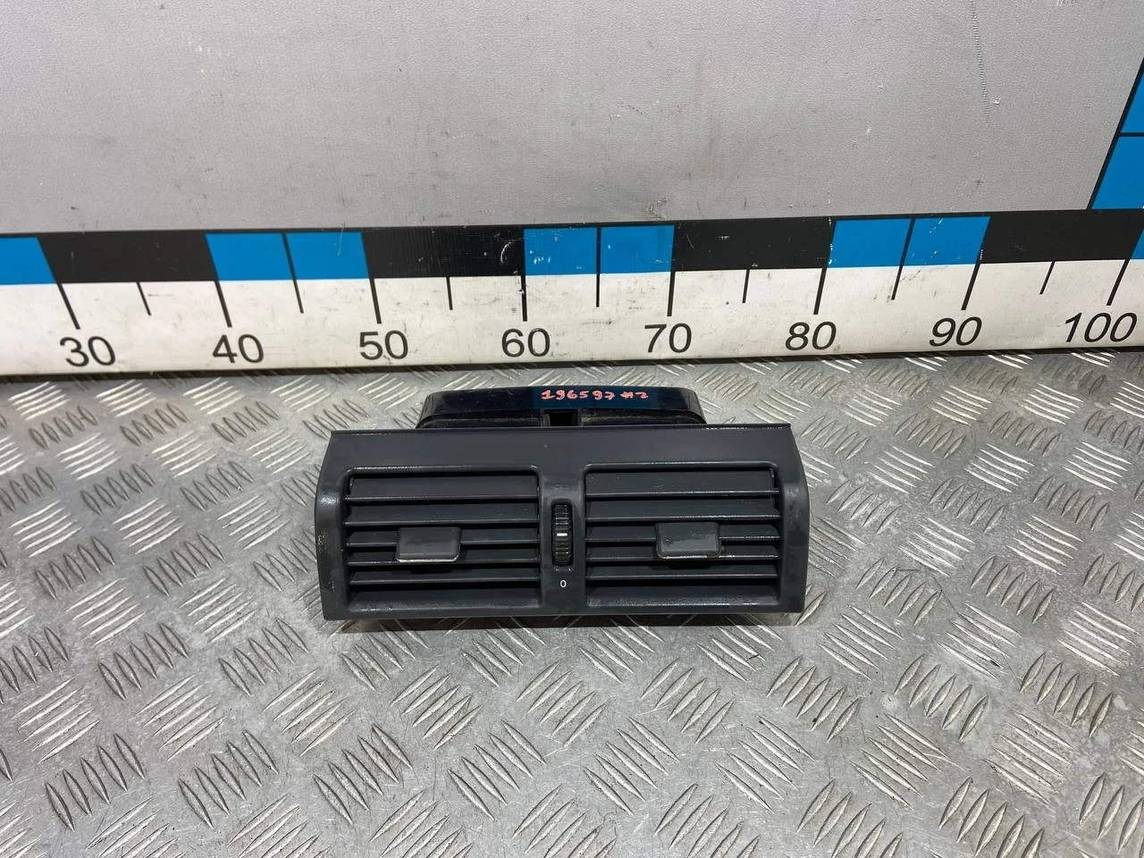 [Б/У] Дефлектор воздушный центральный в торпедо - Дефект хромированной вставки [Незначительные дефекты] [Код: 00662039 ]