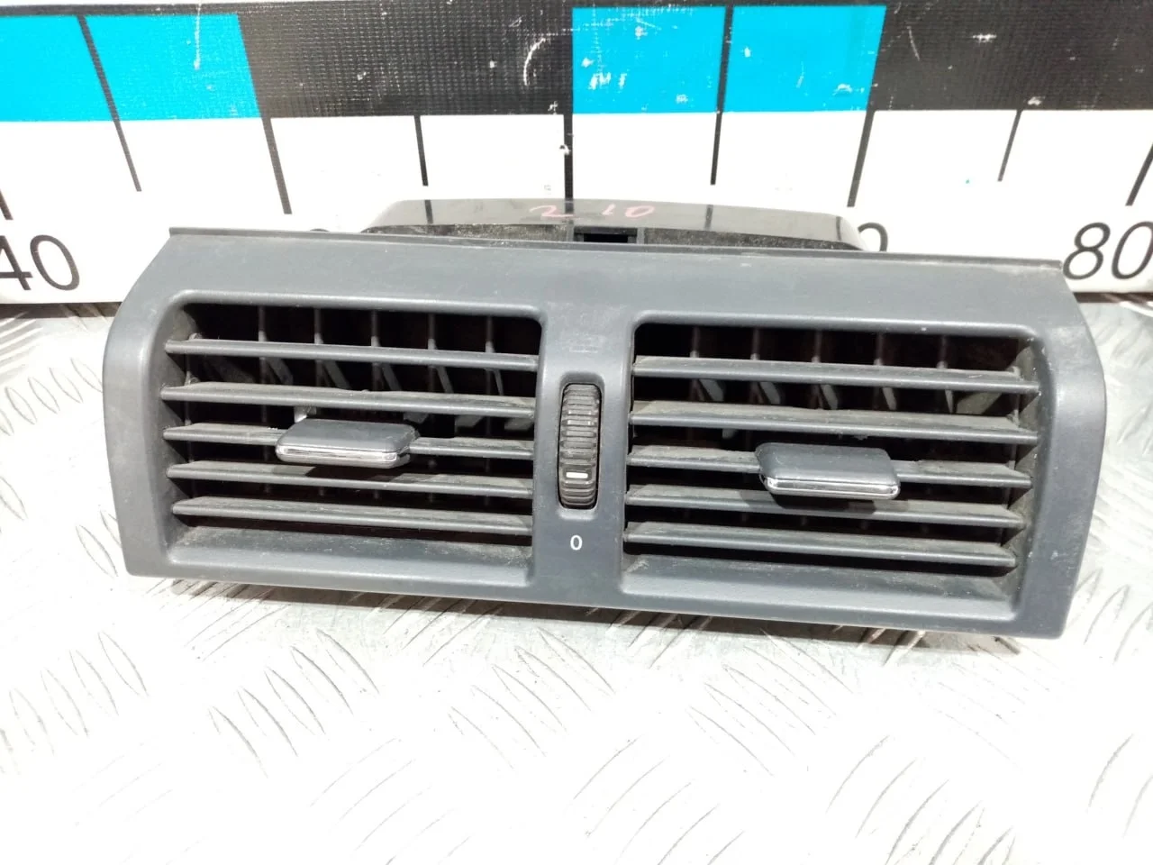 [Б/У] Дефлектор воздушный центральный в торпедо [Код: 00663201 ]