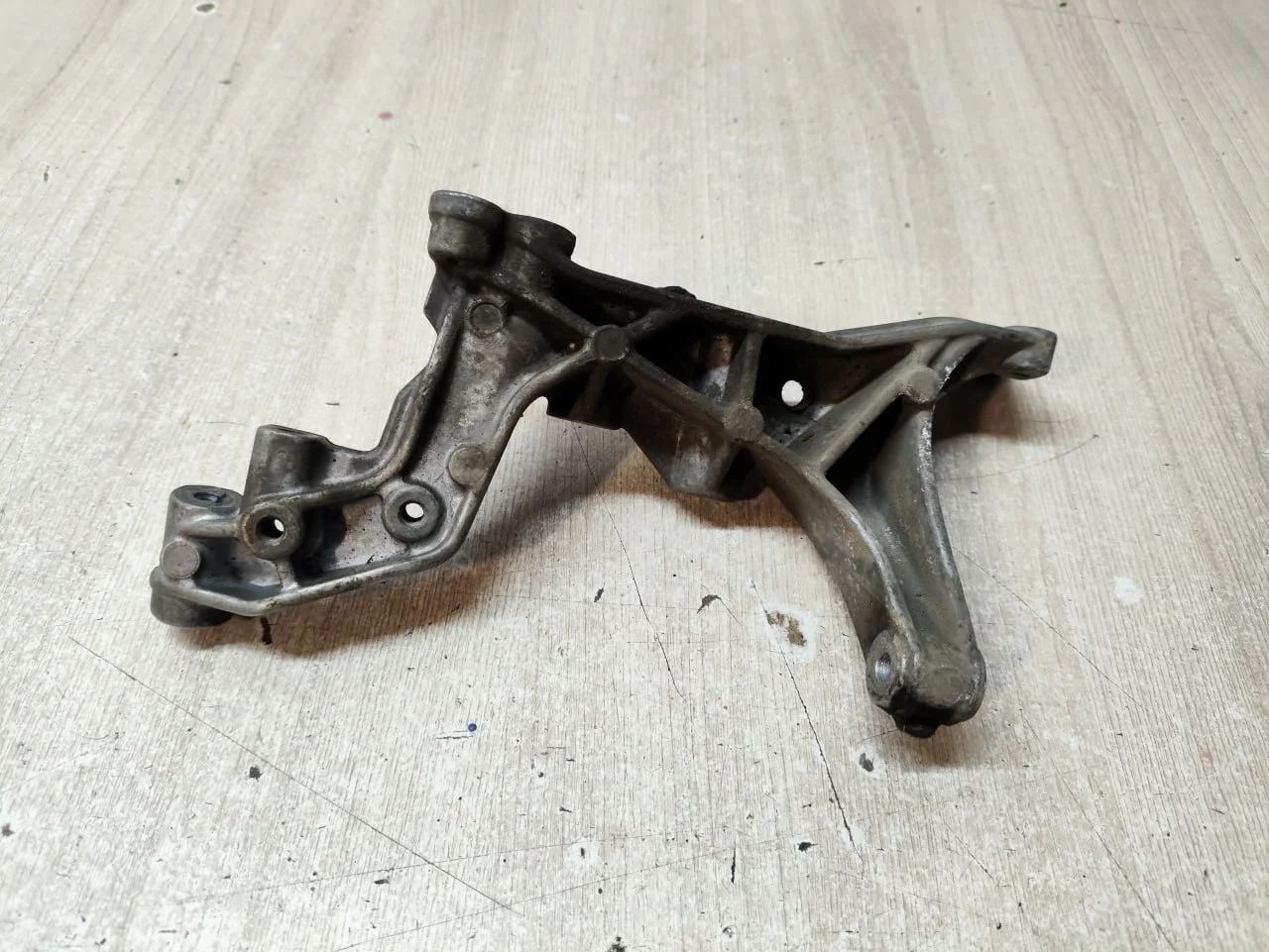 [Б/У] Кронштейн клапана EGR Mercedes om.271 [Код: 00335021 ]