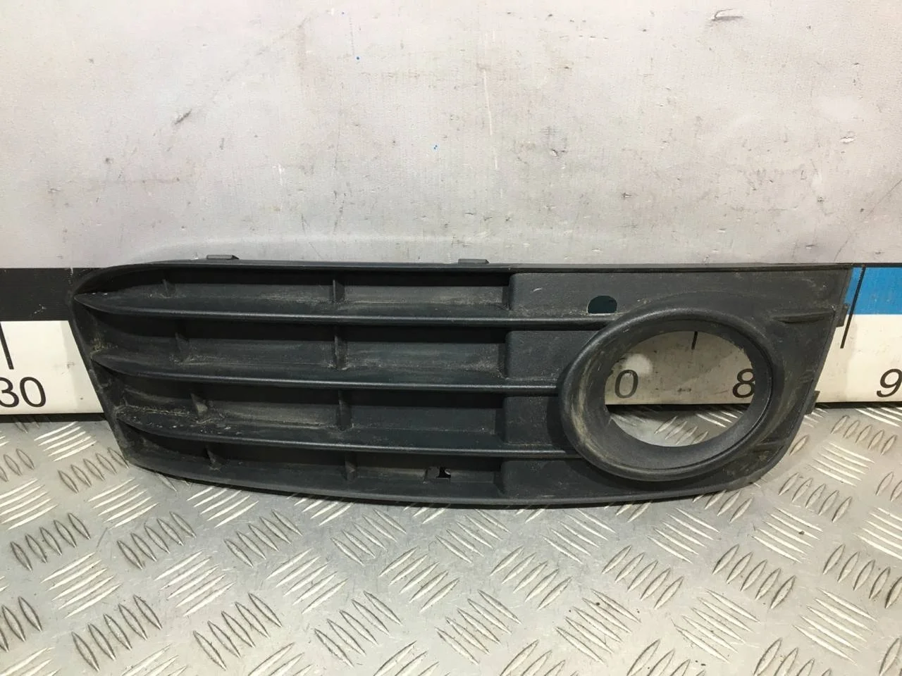 [Б/У] Решетка нижняя в бампер правая A4 B8 [Код: 00605744 ]