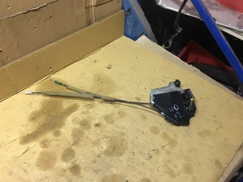 Замок двери передней левой Toyota Land Cruiser 2010 6904053100 URJ200 1VD-FTV 4.5