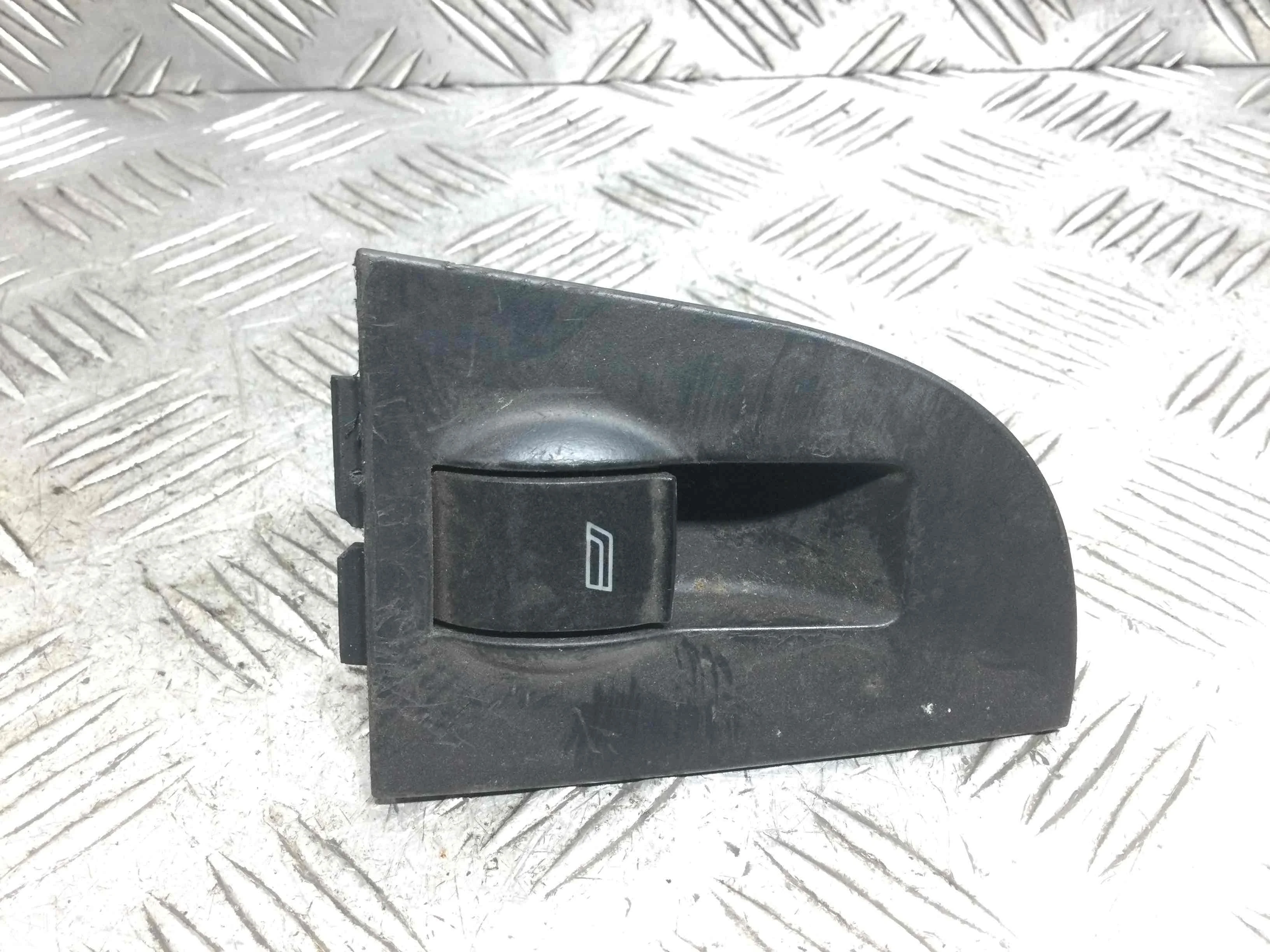 Кнопка стеклоподъемника переднего правого Audi A6 C5/4B (1997-2004) дизель 2.5 TDI Автомат Седан