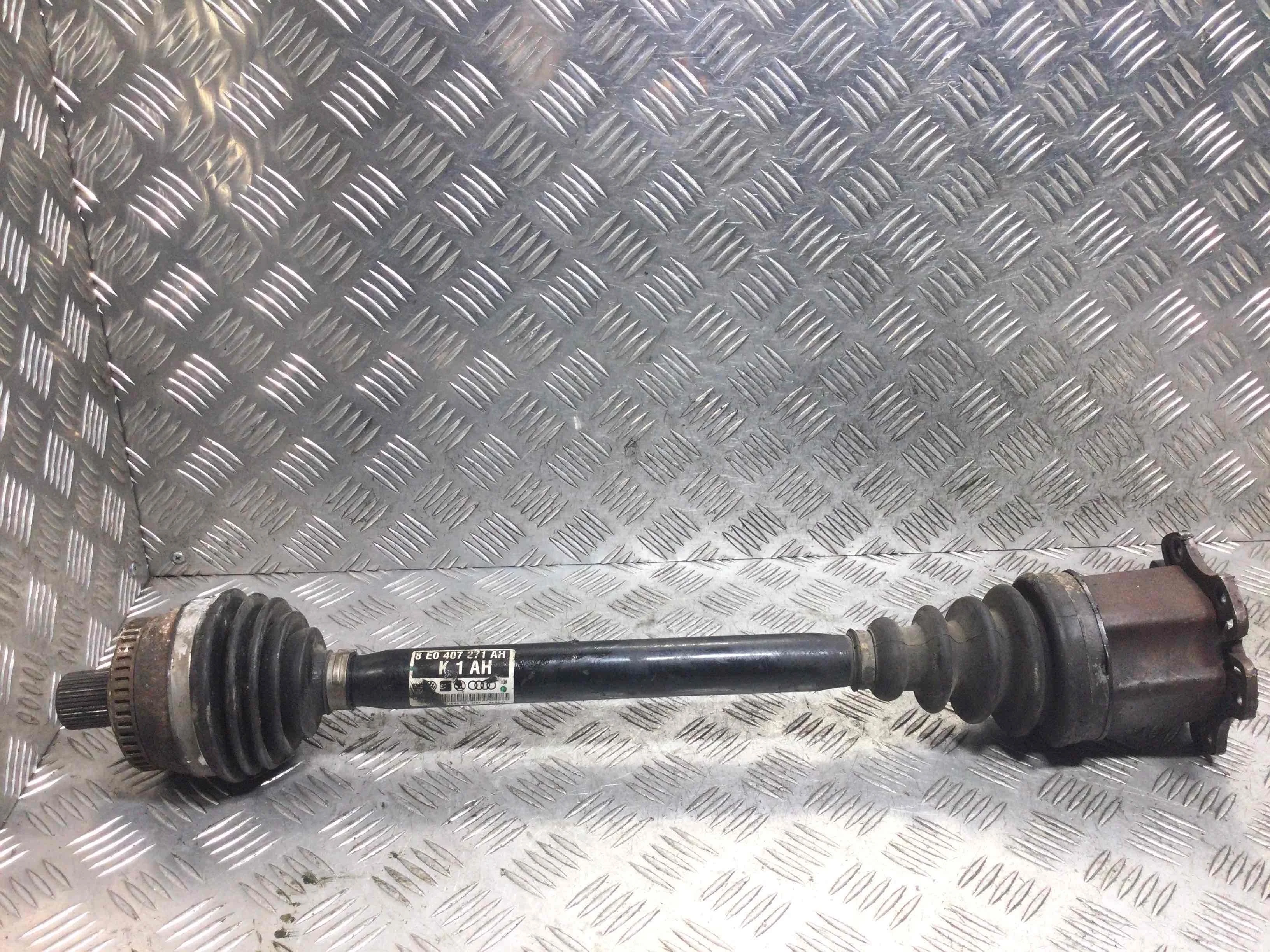 Полуось передняя левая (приводной вал, ШРУС) Audi A4 B5 [рестайлинг] (1999-2001) бензин 2.0 i Механика Седан