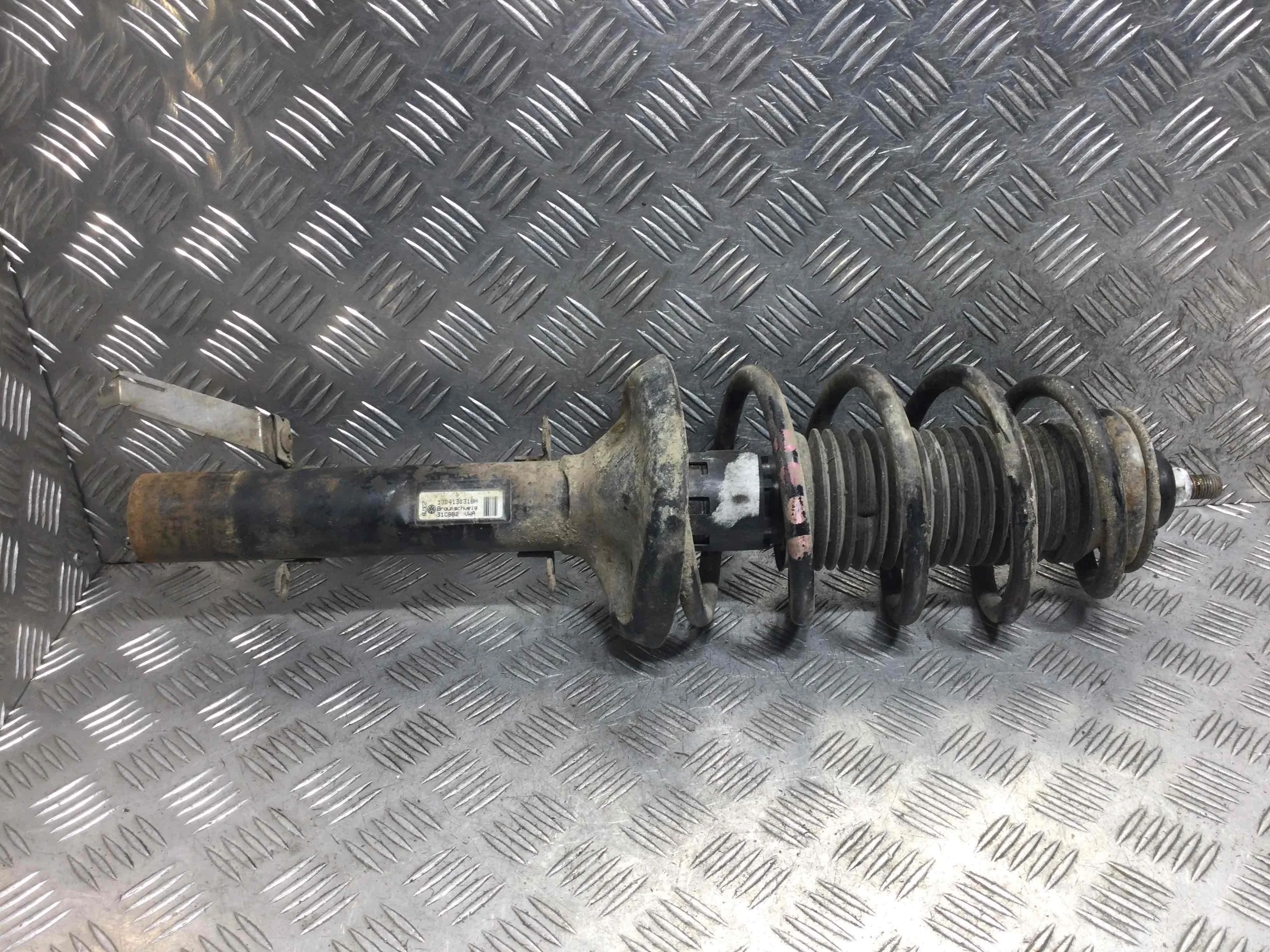 Стойка передняя левая Volkswagen Golf 4 поколение (1997-2004) бензин 1.6 i Механика Х/б