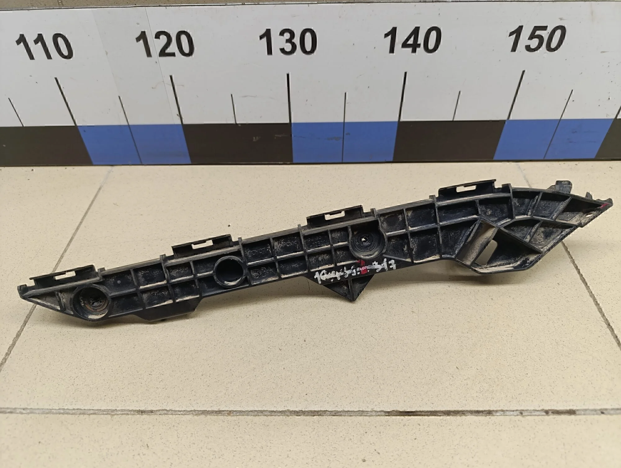 Направляющая заднего бампера правая Corolla E15 2006-2013