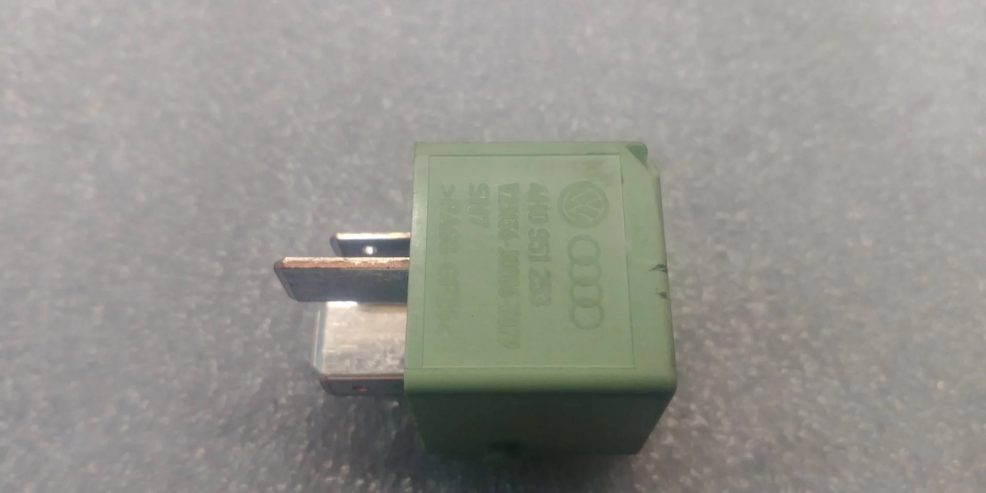 реле электровентилятора Volkswagen Touareg 2 7P6 2012